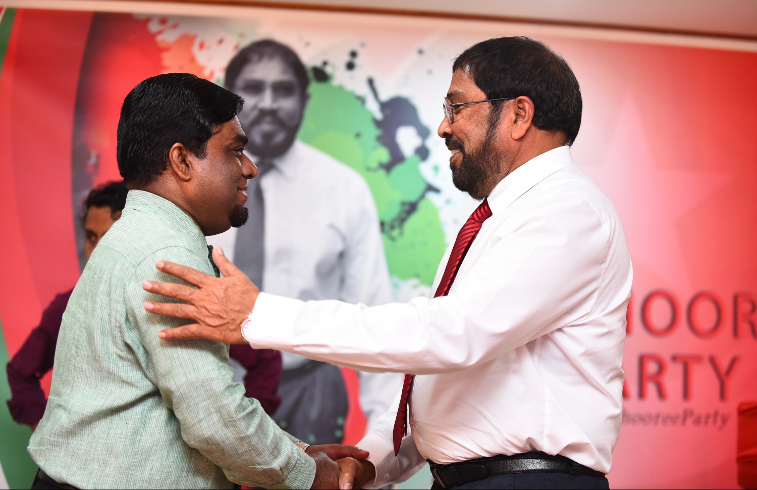 މާލެ: ނޮވެމްބަރު 25، 2018- ދީނީ އިލްމުވެރިޔާ ޑރ. ގުބާދު އަބޫބަކުރު ޖުމްހޫރީ ޕާޓީއަށް ސޮއިކުރެއްވުމަށް ފަހު، އެ ޕާޓީގެ ލީޑަރު ގާސިމް އިބްރާހީމް އޭނާއާ ސަލާމް ކުރައްވަނީ.---ފޮޓޯ: ހުސައިން ވަހީދު/މިހާރު