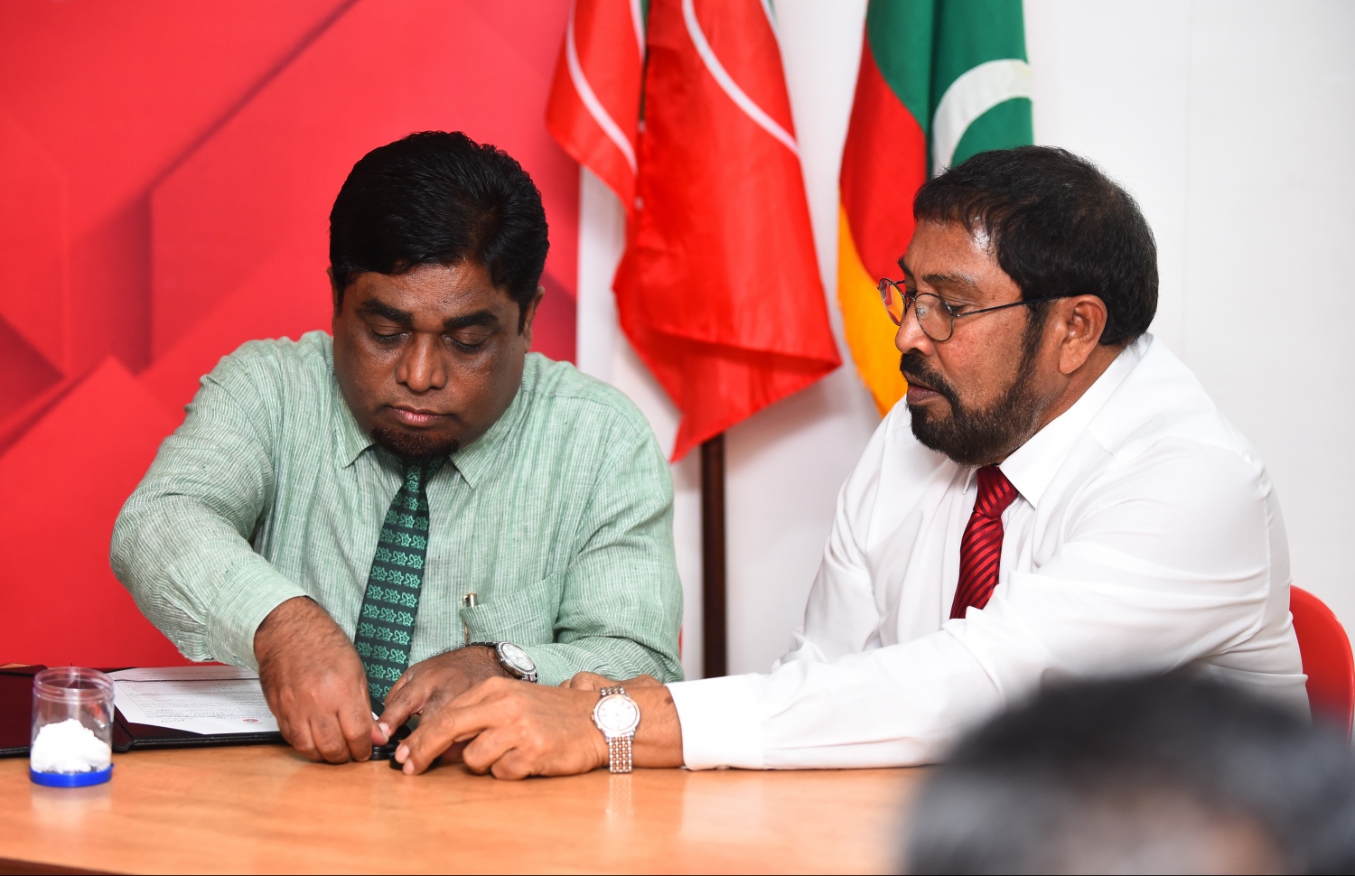 މާލެ: ނޮވެމްބަރު 25، 2018- ދީނީ އިލްމުވެރިޔާ ޑރ. ގުބާދު އަބޫބަކުރު ޖުމްހޫރީ ޕާޓީއަށް ސޮއިކުރައްވާއިރު، އެ ޕާޓީގެ ލީޑަރު ގާސިމް އެ ރަސްމިއްޔާތުގައި ބައިވެރިވެވަޑައިގަންނަވަނީ.---ފޮޓޯ: ހުސައިން ވަހީދު/މިހާރު