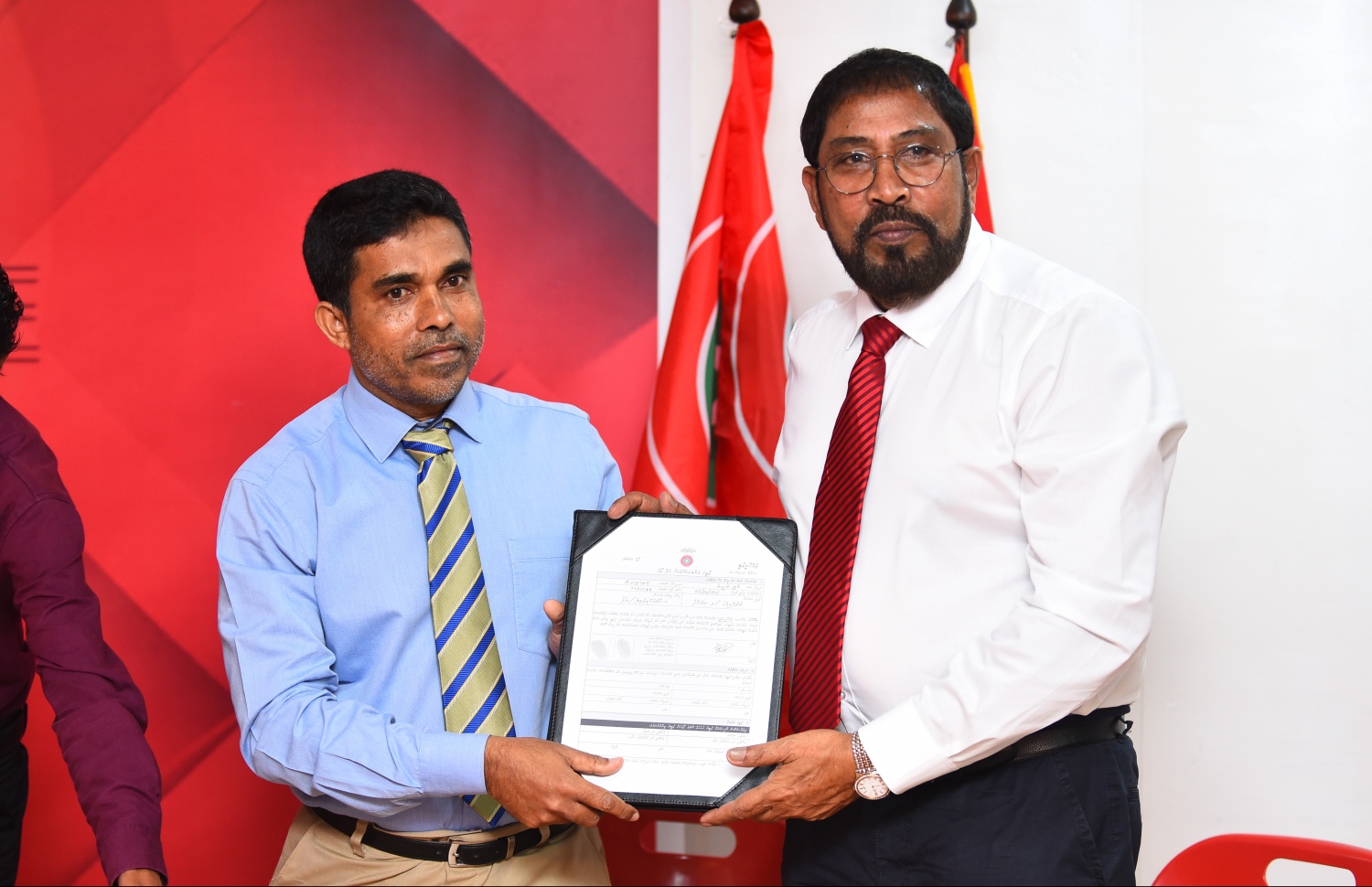 މާލެ: ނޮވެމްބަރު 25، 2018- ޖުމްހޫރީ ޕާޓީއަށް ބައެއް ބޭފުޅުން ސޮއިކުރެއްވުމަށް ބޭއްވި ރަސްމިއްޔާތުގެ ތެރެއިން.---ފޮޓޯ: ހުސައިން ވަހީދު/މިހާރު