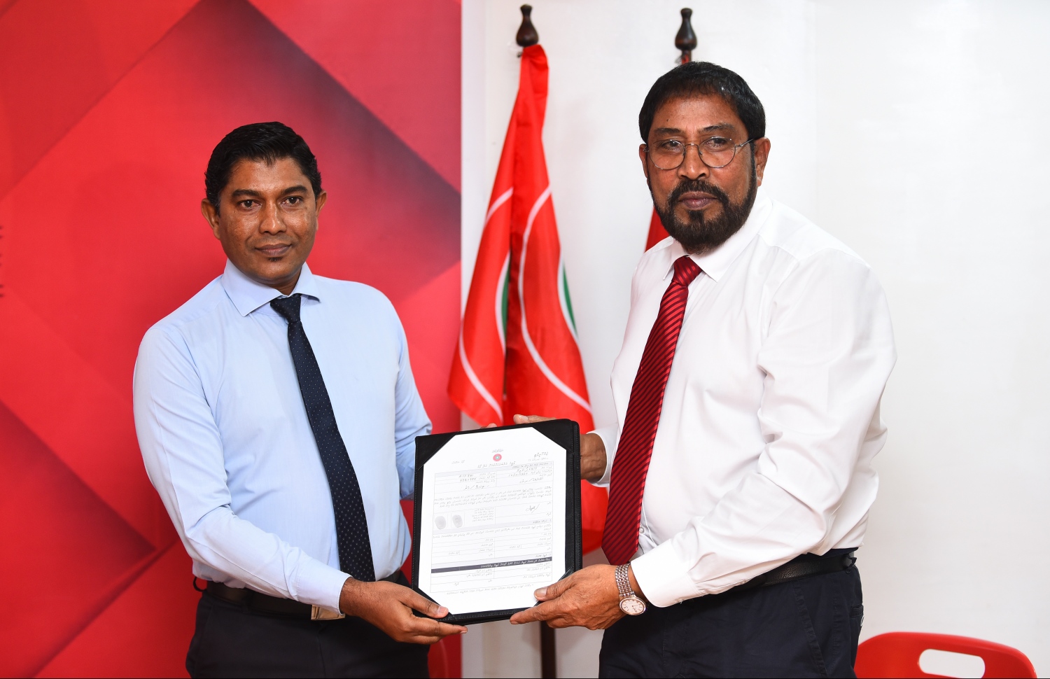 މާލެ: ނޮވެމްބަރު 25، 2018- ޖުމްހޫރީ ޕާޓީއަށް ބައެއް ބޭފުޅުން ސޮއިކުރެއްވުމަށް ބޭއްވި ރަސްމިއްޔާތުގެ ތެރެއިން.---ފޮޓޯ: ހުސައިން ވަހީދު/މިހާރު