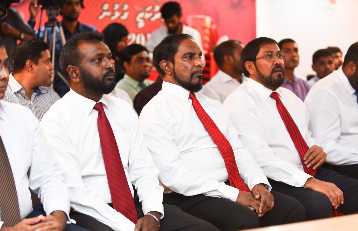 މާލެ: ނޮވެމްބަރު 25، 2018- ޕީޕީއެމްގެ ދެ މެމްބަރުން ކަމަށްވާ ކަނޑިތީމު ދާއިރާގެ މުހައްމަދު ހުސައިނާއި މާވަށު ދާއިރާގެ އަޒްހާން ފަހުމީ އާއި އިތުރު ބޭފުޅުންތަކެއް ޖުމްހޫރީ ޕާޓީއަށް ސޮއިކުރެއްވުމަށް ބޭއްވި ހަފްލާގެ ތެރއިން.---ފޮޓޯ: ހުސައިން ވަހީދު/މިހާރު