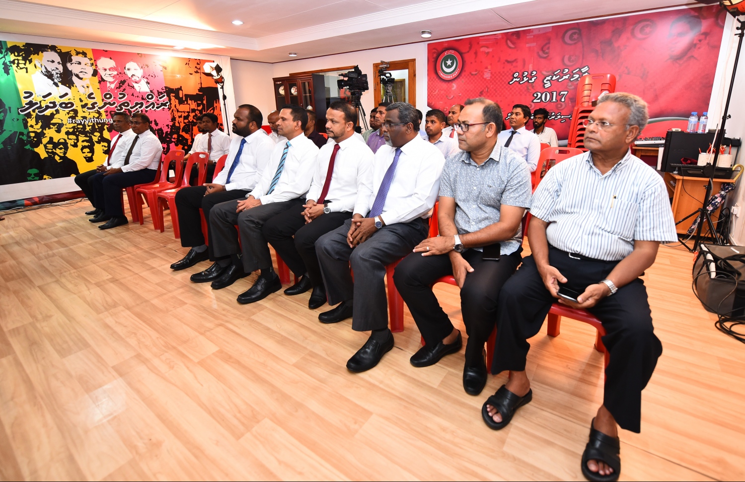 މާލެ: ނޮވެމްބަރު 25، 2018- ޕީޕީއެމްގެ ދެ މެމްބަރުން ކަމަށްވާ ކަނޑިތީމު ދާއިރާގެ މުހައްމަދު ހުސައިނާއި މާވަށު ދާއިރާގެ އަޒްހާން ފަހުމީ އާއި އިތުރު ބޭފުޅުންތަކެއް ޖުމްހޫރީ ޕާޓީއަށް ސޮއިކުރެއްވުމަށް ބޭއްވި ހަފްލާގެ ތެރއިން.---ފޮޓޯ: ހުސައިން ވަހީދު/މިހާރު