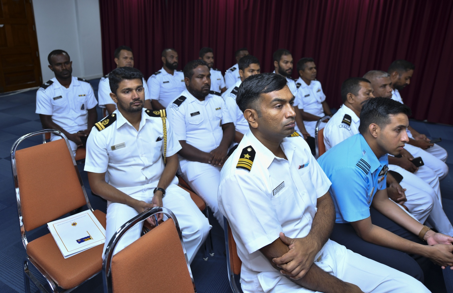 "ދޯސްތީ" ނަމުގައި ބާއްވާ ތަމްރީނުތައް ފެށުމުގެ ރަސްމިއްޔާތުގައި ބައިވެރިވި ބައެއް އޮފިޝަލުން.--ފޮޓޯ: އަހުމަދު ނިޝާތު/ މިހާރު