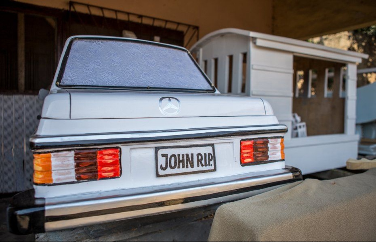 ކާރަކާއި ގެއެއްގެ ސިފަ އަށް ހަދާފައިވާ ސަންދޯއްތަކެއް.