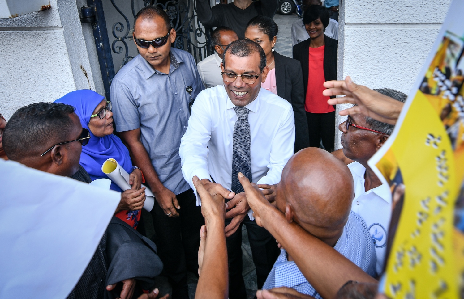 މާލެ: ނޮވެމްބަރު 26، 2018: ސުޕްރީމް ކޯޓުގައި އޮތް، ކުރީގެ ރައީސް މުހައްމަދު ނަޝީދުގެ އަޑުއެހުމަށް ފަހު، އެމަނިކުފާނު ކޯޓުން ނިކުމެ ވަޑައިގަން ސަޕޯޓަރުންނާ ސަލާމް ކުރައްވަނީ: ކޯޓުން ވަނީ އެމަނިކުފާނުގެ މައްޗަށް އިއްވި 13 އަހަރުގެ ޖަލު ހުކުމް ބާތިލް ކޮށްފައި.-- ފޮޓޯ: ނިޝާން އަލީ /މިހާރު