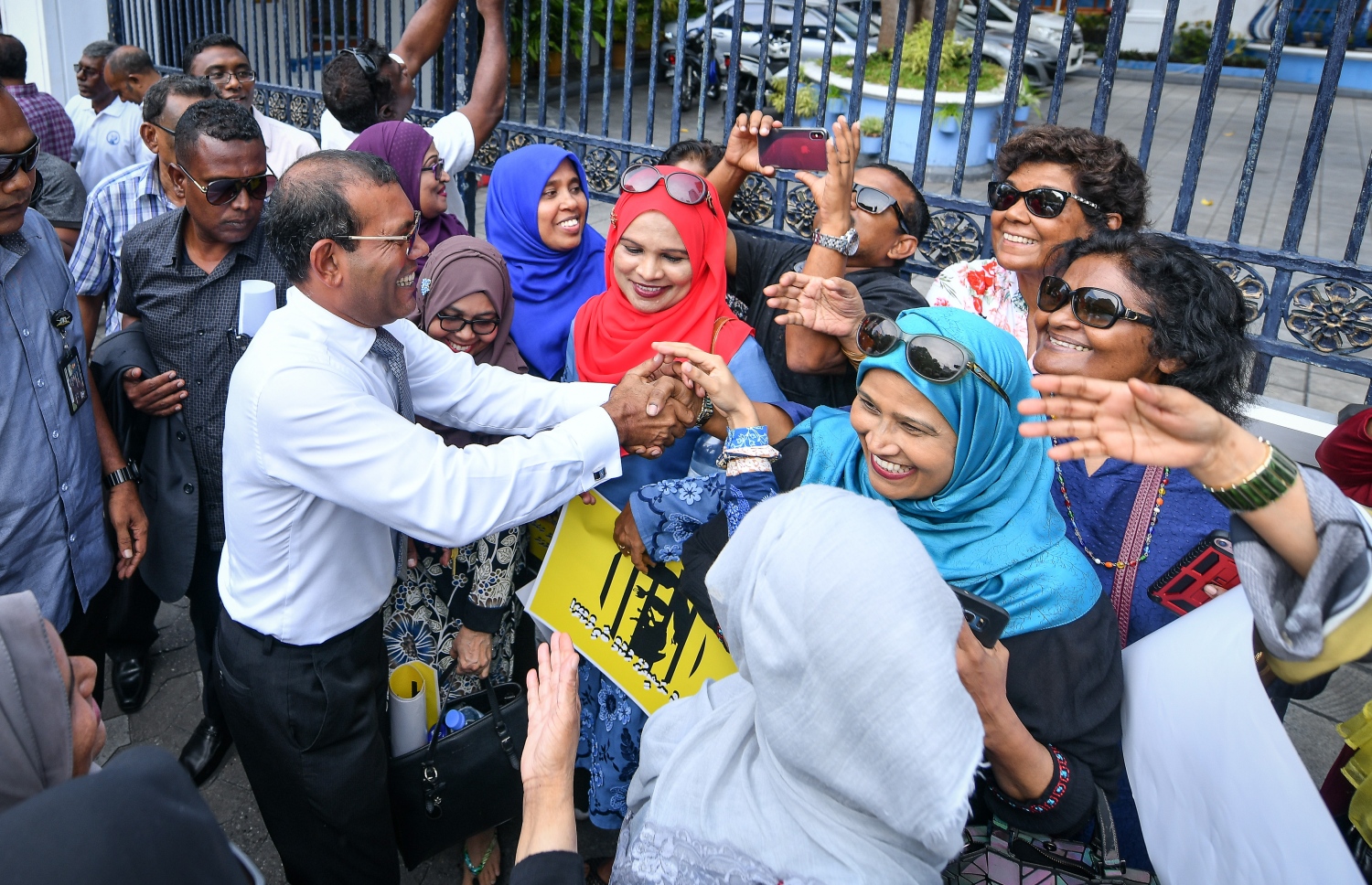 މާލެ: ނޮވެމްބަރު 26، 2018: ސުޕްރީމް ކޯޓުގައި އޮތް، ކުރީގެ ރައީސް މުހައްމަދު ނަޝީދުގެ އަޑުއެހުމަށް ފަހު، އެމަނިކުފާނު ކޯޓުން ނިކުމެ ވަޑައިގަން ސަޕޯޓަރުންނާ ސަލާމް ކުރައްވަނީ: ކޯޓުން ވަނީ އެމަނިކުފާނުގެ މައްޗަށް އިއްވި 13 އަހަރުގެ ޖަލު ހުކުމް ބާތިލް ކޮށްފައި.-- ފޮޓޯ: ނިޝާން އަލީ /މިހާރު