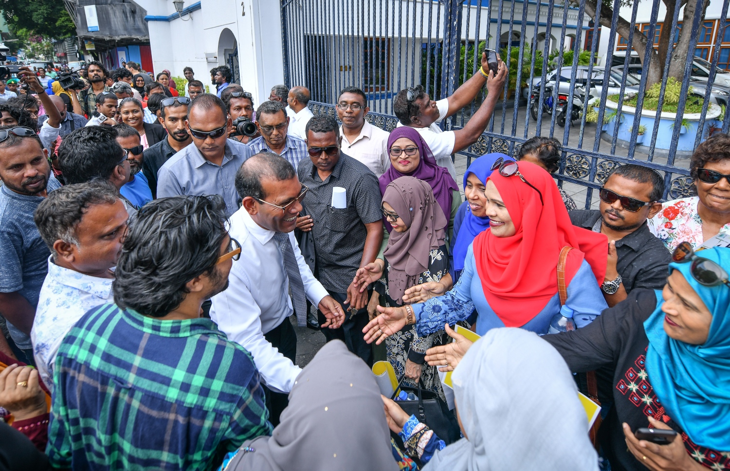 މާލެ: ނޮވެމްބަރު 26، 2018: ސުޕްރީމް ކޯޓުގައި އޮތް، ކުރީގެ ރައީސް މުހައްމަދު ނަޝީދުގެ އަޑުއެހުމަށް ފަހު، އެމަނިކުފާނު ކޯޓުން ނިކުމެ ވަޑައިގަން ސަޕޯޓަރުންނާ ސަލާމް ކުރައްވަނީ: ކޯޓުން ވަނީ އެމަނިކުފާނުގެ މައްޗަށް އިއްވި 13 އަހަރުގެ ޖަލު ހުކުމް ބާތިލް ކޮށްފައި.-- ފޮޓޯ: ނިޝާން އަލީ /މިހާރު