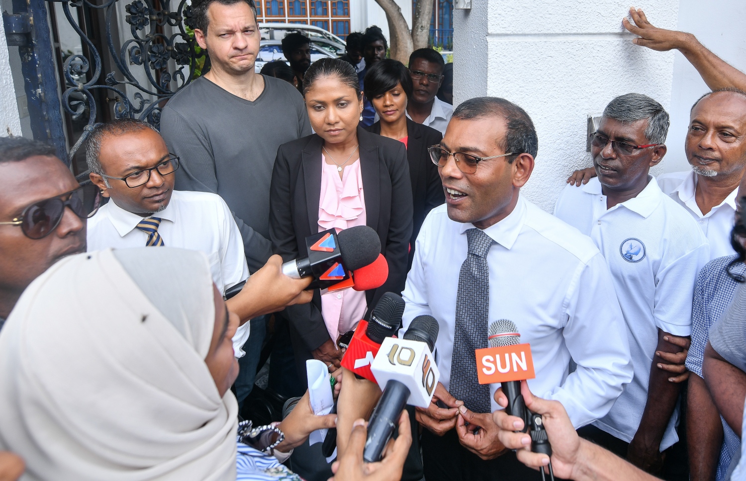 މާލެ: ނޮވެމްބަރު 26، 2018: ސުޕްރީމް ކޯޓުގައި އޮތް، ކުރީގެ ރައީސް މުހައްމަދު ނަޝީދުގެ އަޑުއެހުމަށް ފަހު، އެމަނިކުފާނު ކޯޓުން ނިކުމެ ވަޑައިގަން ނޫސްވެރިންނާ ވާހަކަދައްކަވަނީ: ކޯޓުން ވަނީ އެމަނިކުފާނުގެ މައްޗަށް އިއްވި 13 އަހަރުގެ ޖަލު ހުކުމް ބާތިލް ކޮށްފައި.-- ފޮޓޯ: ނިޝާން އަލީ /މިހާރު