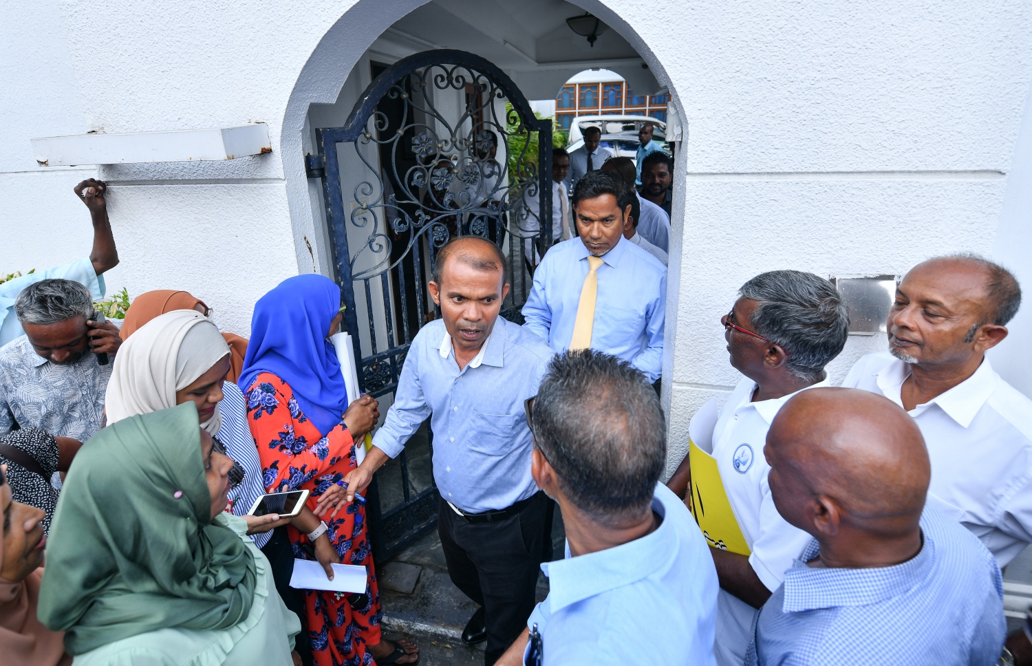 މާލެ: ނޮވެމްބަރު 26، 2018: ސުޕްރީމް ކޯޓުގައި އޮތް، ކުރީގެ ރައީސް މުހައްމަދު ނަޝީދުގެ އަޑުއެހުމަށް ދިޔަ އެމްޑީޕީގެ ބައެއް އިސްބޭފުޅުން ކޯޓުން ނިކުމެވަޑައިގަންނަވަނީ ، ކޯޓުން ވަނީ އެމަނިކުފާނުގެ މައްޗަށް އިއްވި 13 އަހަރުގެ ޖަލު ހުކުމް ބާތިލް ކޮށްފައި--.ފޮޓޯ:ނިޝާން އަލީ/މިހާރު