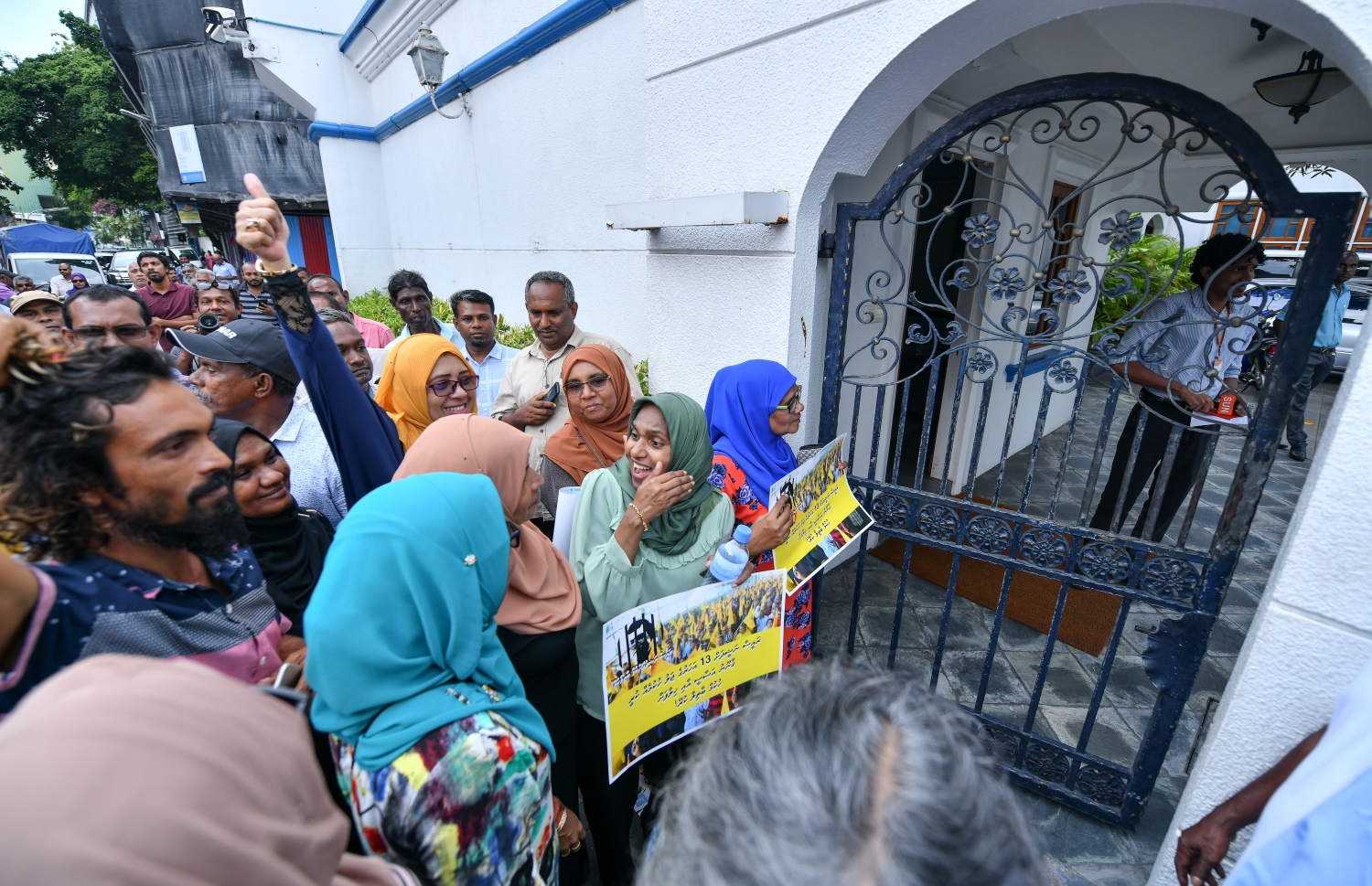 މާލެ: ނޮވެމްބަރު 26، 2018: ސުޕްރީމް ކޯޓުގައި އޮތް، ކުރީގެ ރައީސް މުހައްމަދު ނަޝީދުގެ އަޑުއެހުން ކުރިޔަށް ދިޔަ ވަގުތު ސުޕްރީމް ކޯޓު ކައިރިޔަށް އެއްވި ބައެއް މީހުން ، ކޯޓުން ވަނީ އެމަނިކުފާނުގެ މައްޗަށް އިއްވި 13 އަހަރުގެ ޖަލު ހުކުމް ބާތިލް ކޮށްފައި--.ފޮޓޯ:ނިޝާން އަލީ/މިހާރު