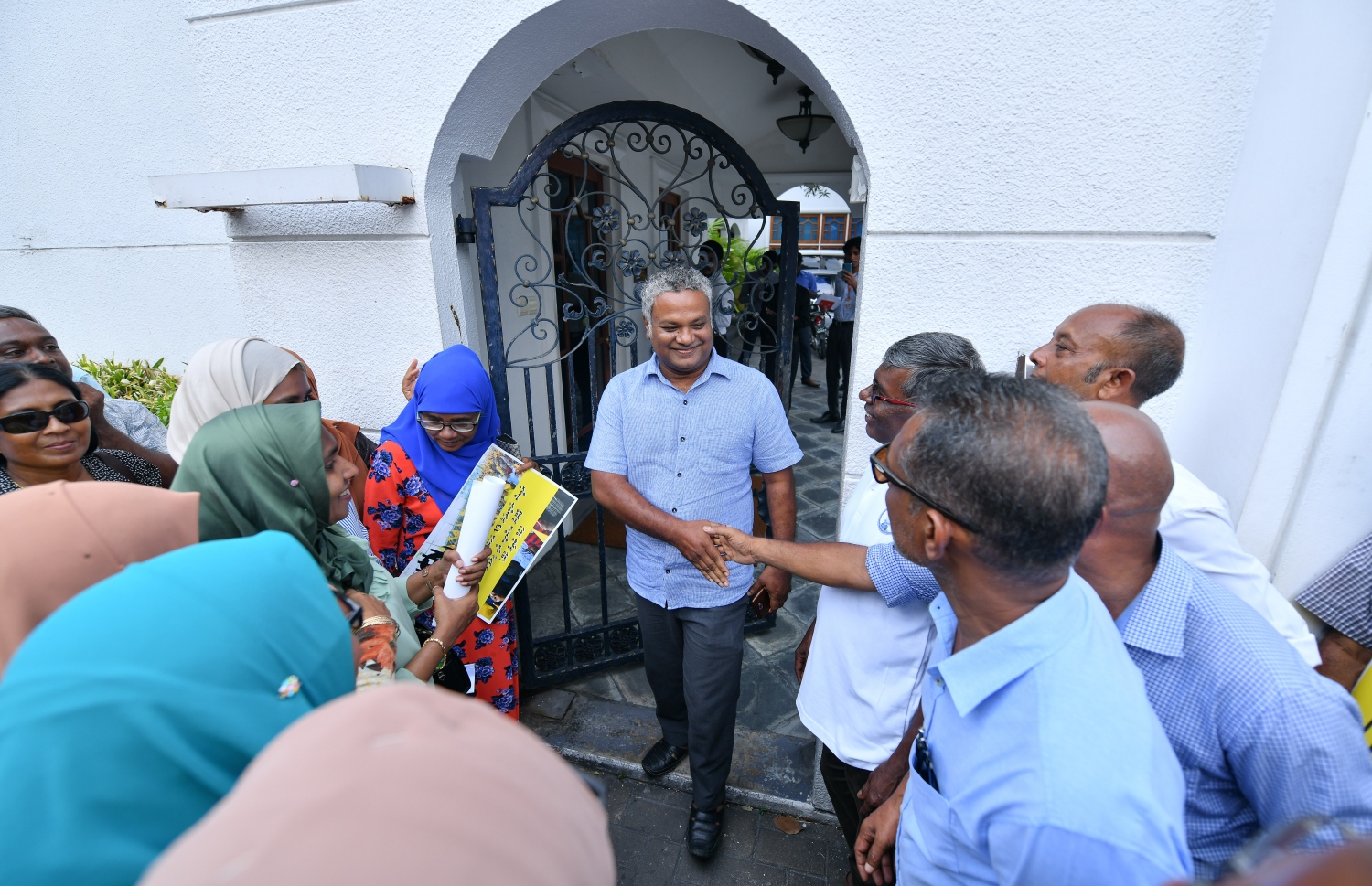 މާލެ: ނޮވެމްބަރު 26، 2018: ސުޕްރީމް ކޯޓުގައި އޮތް، ކުރީގެ ރައީސް މުހައްމަދު ނަޝީދުގެ އަޑުއެހުމަށް ދިޔަ އެމްޑީޕީގެ ބައެއް އިސްބޭފުޅުން ކޯޓުން ނިކުމެވަޑައިގަންނަވަނީ ، ކޯޓުން ވަނީ އެމަނިކުފާނުގެ މައްޗަށް އިއްވި 13 އަހަރުގެ ޖަލު ހުކުމް ބާތިލް ކޮށްފައި--.ފޮޓޯ:ނިޝާން އަލީ/މިހާރު
