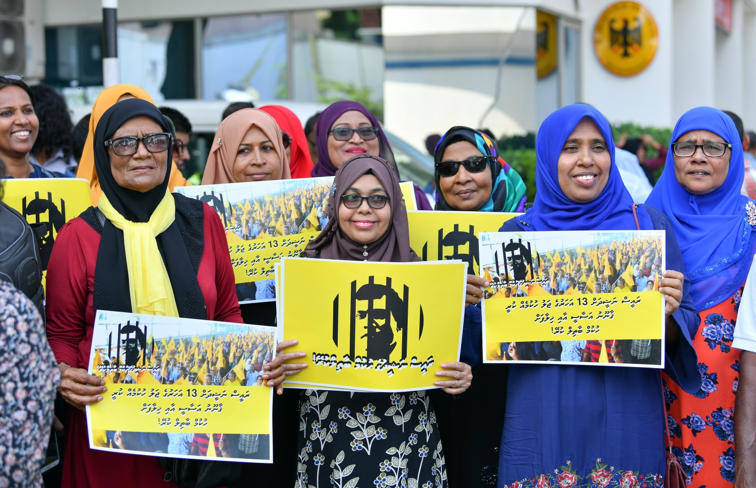 މާލެ: ނޮވެމްބަރު 26، 2018: ސުޕްރީމް ކޯޓުގައި އޮތް، ކުރީގެ ރައީސް މުހައްމަދު ނަޝީދުގެ އަޑުއެހުން ކުރިޔަށް ދިޔަ ވަގުތު ސުޕްރީމް ކޯޓު ކައިރިޔަށް އެއްވި ބައެއް މީހުން ، ކޯޓުން ވަނީ އެމަނިކުފާނުގެ މައްޗަށް އިއްވި 13 އަހަރުގެ ޖަލު ހުކުމް ބާތިލް ކޮށްފައި--.ފޮޓޯ:ނިޝާން އަލީ/މިހާރު