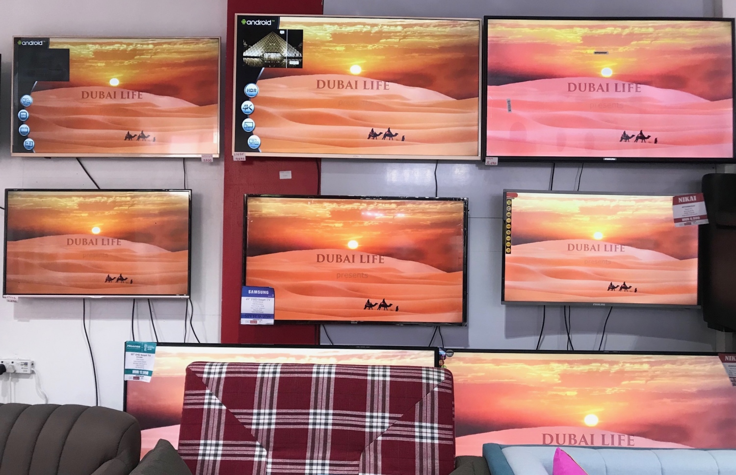 ރެޑްވޭވުން އަހަރު ނިންމާ ސޭލް ފަށައި، އެ ފިހާރަ އިން ތައާރަފް ކުރި ކޮންކާ ބްރޭންޑްގެ ޓީވީ. --ފޮޓޯ: ރެޑްވޭވް