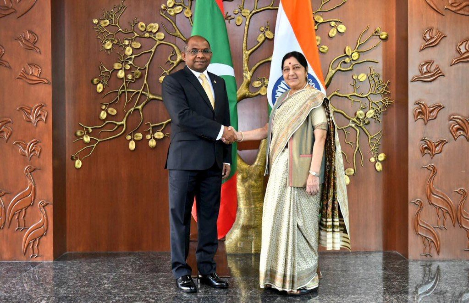 ފޮރިން މިނިސްޓަރު ޝާހިދު މިދިޔަ މަހު އިންޑިއާ އަށް ކުރެއްވި ދަތުރުގައި އެ ގައުމުގެ ފޮރިން މިނިސްޓަރު ސުޝްމާއާ ބައްދަލުކުރައްވަނީ.-- ފޮޓޯ: ފޮރިން މިނިސްޓްރީ