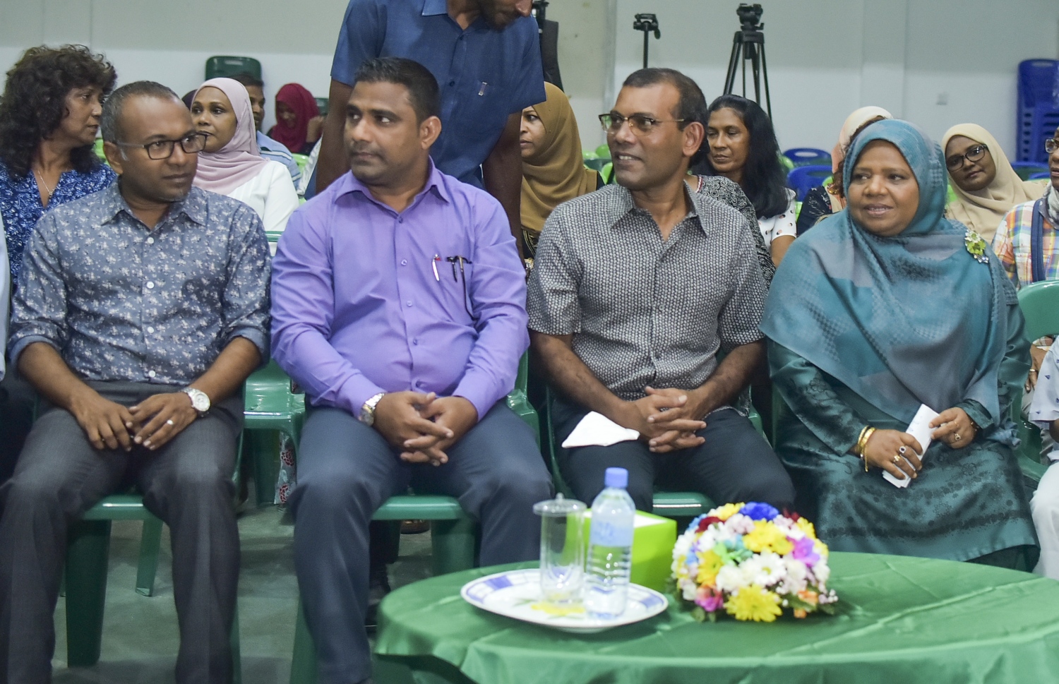 ޕޮލިޓިކަލް އައިޑެންޓިޓީ" ގާއިމްކުރުމުގައި ބަހުގެ ދައުރުގެ ނަމުގައި ލިޔުނު ފޮޮތް ނެރުމަށް ރޭ ގަލޮޅު މަދަރުސާގައި ބޭއްވި ރަސްމިއްޔާތުގައި ކުރީގެ ރައީސް ނަޝީދު (މ) އަދި ދިވެހި ބަހުގެ އެކަޑެމީގެ ރައީސް އަޝްރަަފު ބައިވެރިވެވަޑައިގަންނަވަނީ.--ފޮޓޯ: އަހުމަދު ނިޝާތު/ މިހާރު