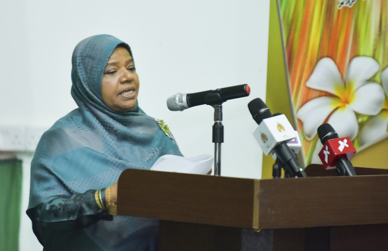 "ޕޮލިޓިކަލް އައިޑެންޓިޓީ ގާއިމްކުރުމުގައި ބަހުގެ ދައުރު"ގެ ނަމުގައި ފޮތް ލިޔުއްވި އާމިނަތު އިބްރާހިމް. --ފޮޓޯ: އަހުމަދު ނިޝާތު/ މިހާރު