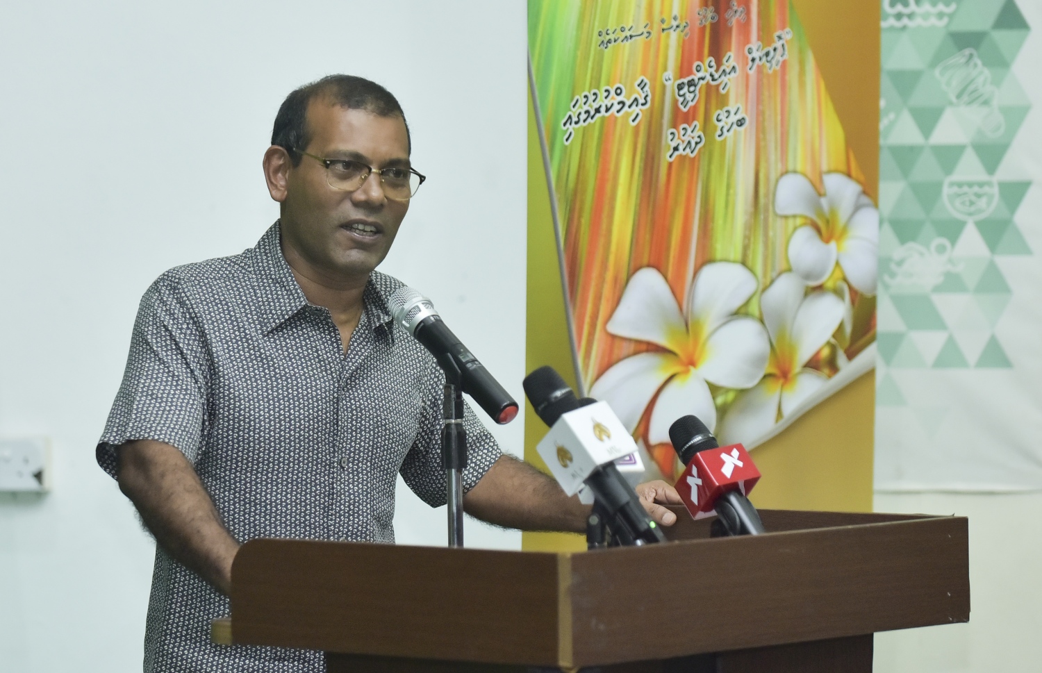 "ޕޮލިޓިކަލް އައިޑެންޓިޓީ" ގާއިމްކުރުމުގައި ބަހުގެ ދައުރުގެ ނަމުގައި ލިޔުނު ފޮޮތް ނެރުމަށް ރޭ ގަލޮޅު މަދަރުސާގައި ބޭއްވި ރަސްމިއްޔާތުގައި ނަޝީދު ވާހަކަދައްކަަވަނީ.-- ފޮޓޯ: އަހުމަދު ނިޝާތު/ މިހާރު