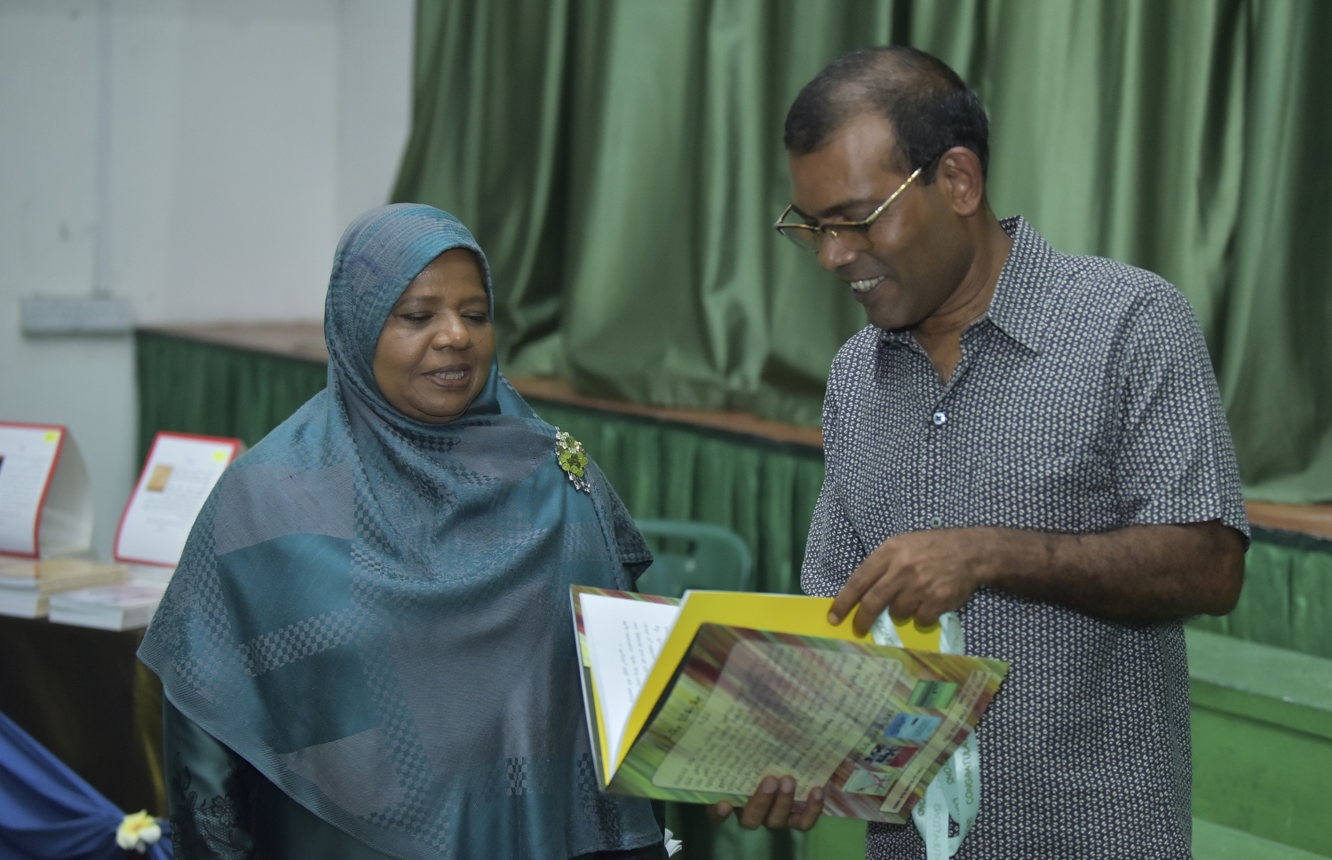 "ޕޮލިޓިކަލް އައިޑެންޓިޓީ ގާއިމްކުރުމުގައި ބަހުގެ ދައުރު"ގެ ނަމުގައި އާމިނަތު އިބްރާހިމް (ވ) ލިޔުއްވި ފޮތް، ނަޝީދު ނެރެދެއްވަނީ-- ފޮޓޯ: އަހުމަދު ނިޝާތު/ މިހާރު