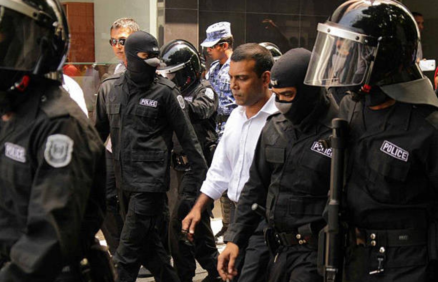 ނަޝީދު ހައްޔަރުކޮށްގެން ގެންދަނީ.