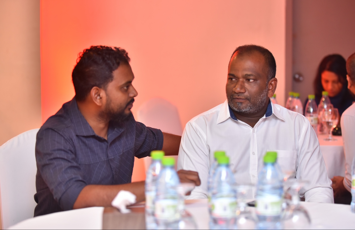 މާލެ: ނޮވެމްބަރު 27، 2018: ރާއްޖޭގެ އެންމެ ބޮޑު ކުޅިވަރު އެވޯޑްސް ކަމަށްވާ "މިހާރު އެވޯޑްސް"ގެ ސްޕޮންސަރުންނާއި ޕާޓްނަރުން އެއްބަސްވުމުގައި ސޮއިކުރުމުގެ ގޮތުން ޗަމްޕާ ސެންޓްރަލްގައި ބޭއްވި ހަފްލާގައި މިހާރު އެވޯޑްސްގެ ފަނޑިޔާރުންގެ ކޮމިޓީގެ އިސްވެރިޔާ ހުސެއިން މުހައްމަދު (ކ) އާއި މިހާރުގެ ހެޑް އޮފް ބިޒްނަސް ޑިވެލޮޕްމަންޓް ޝައްމޫން އަފީފް ބައިވެރިވަނީ.--- ފޮޓޯ: ހުސައިން ވަހީދު/މިހާރު