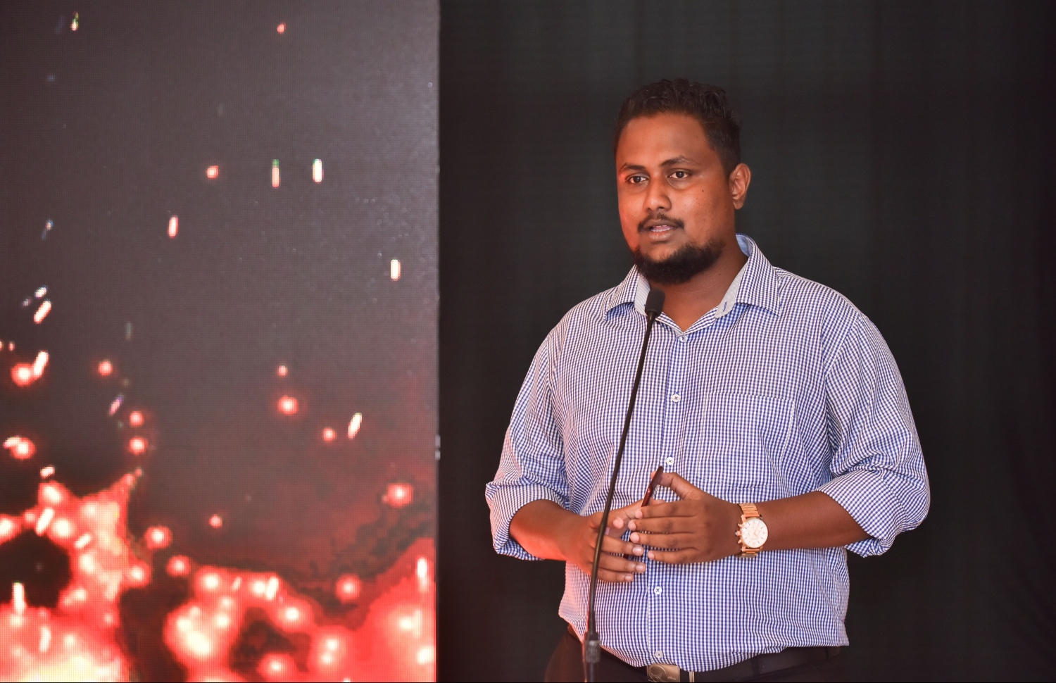 މާލެ: ނޮވެމްބަރު 27، 2018: ރާއްޖޭގެ އެންމެ ބޮޑު ކުޅިވަރު އެވޯޑްސް ކަމަށްވާ "މިހާރު އެވޯޑްސް"ގެ ސްޕޮންސަރުންނާއި ޕާޓްނަރުން އެއްބަސްވުމުގައި ސޮއިކުރުމުގެ ގޮތުން ޗަމްޕާ ސެންޓްރަލްގައި ބޭއްވި ހަފްލާގައި މިހާރު ސްޕޯޓްސްގެ އެސިސްޓެންޓް އެޑިޓަރު ހަމްދޫން ވާހަކަދައްކަނީ.--- ފޮޓޯ: ހުސައިން ވަހީދު/މިހާރު