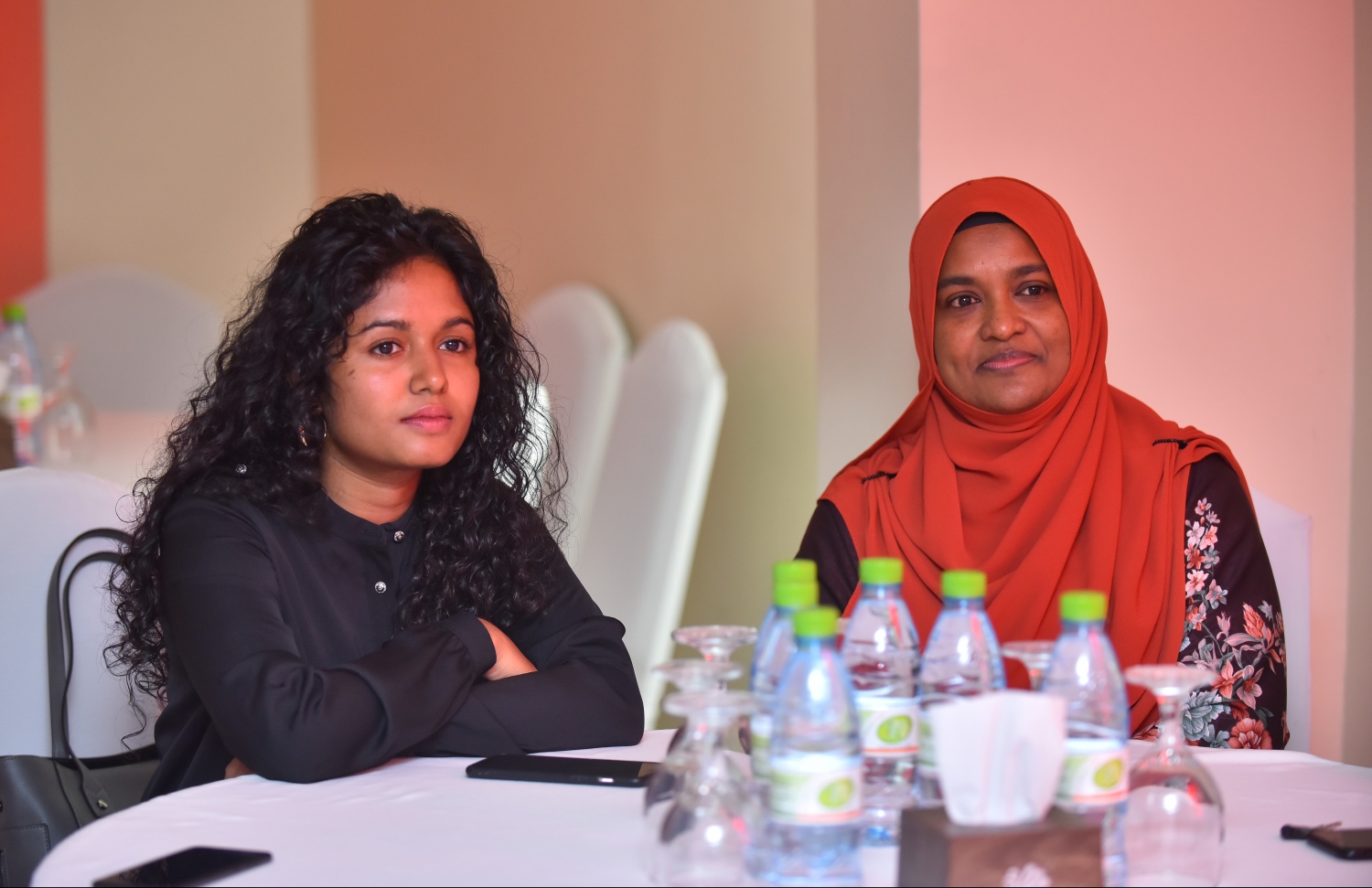 މާލެ: ނޮވެމްބަރު 27، 2018: ރާއްޖޭގެ އެންމެ ބޮޑު ކުޅިވަރު އެވޯޑްސް ކަމަށްވާ "މިހާރު އެވޯޑްސް"ގެ ސްޕޮންސަރުންނާއި ޕާޓްނަރުން އެއްބަސްވުމުގައި ސޮއިކުރުމުގެ ގޮތުން ޗަމްޕާ ސެންޓްރަލްގައި ބޭއްވި ހަފްލާގައި "މިހާރު" ޓީމްގެ ބައެއް މުވައްޒަފުން ބައިވެރިވަނީ.--- ފޮޓޯ: ހުސައިން ވަހީދު/މިހާރު