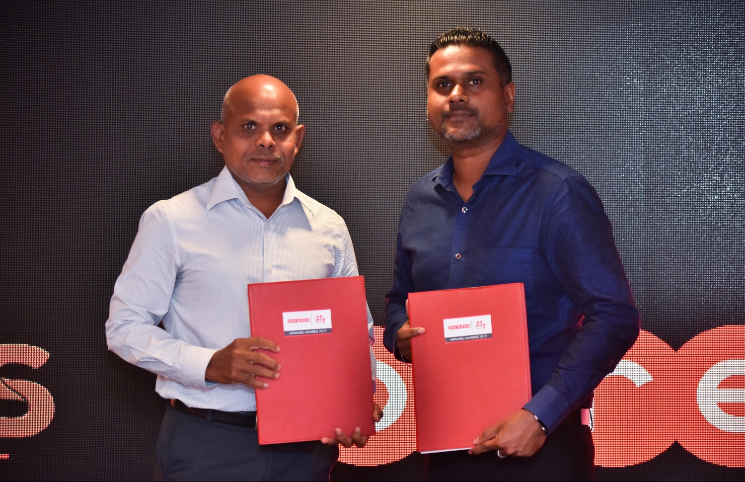 މާލެ: ނޮވެމްބަރު 27، 2018: ރާއްޖޭގެ އެންމެ ބޮޑު ކުޅިވަރު އެވޯޑްސް ކަމަށްވާ "މިހާރު އެވޯޑްސް"ގެ ސްޕޮންސަރުންނާއި ޕާޓްނަރުން އެއްބަސްވުމުގައި ސޮއިކުރުމުގެ ގޮތުން ޗަމްޕާ ސެންޓްރަލްގައި ބޭއްވި ހަފްލާގައި އުރީދޫގެ ހެޑް އޮފް ޕީއާރު އަރުޝަދު (ކ) އާއި މިހާރުގެ އެޑިޓަރު މޫސާ ލަތީފް އެއްބަސްވުން ދައްކާލައްވަނީ.--- ފޮޓޯ: ހުސައިން ވަހީދު/މިހާރު