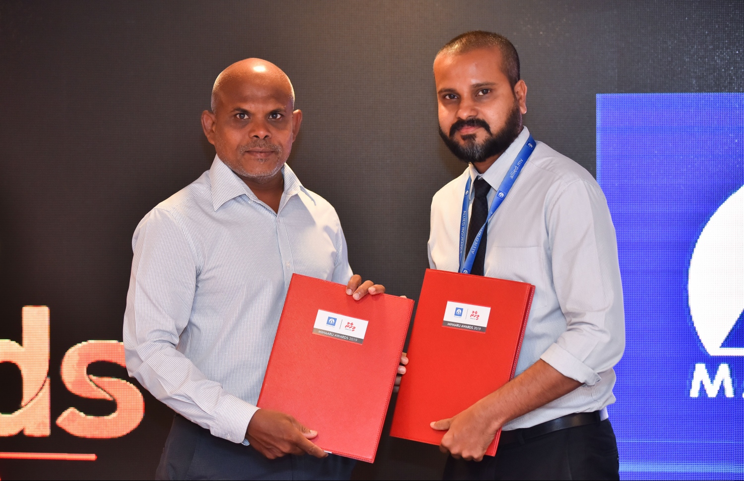 މާލެ: ނޮވެމްބަރު 27، 2018: ރާއްޖޭގެ އެންމެ ބޮޑު ކުޅިވަރު އެވޯޑްސް ކަމަށްވާ "މިހާރު އެވޯޑްސް"ގެ ސްޕޮންސަރުންނާއި ޕާޓްނަރުން އެއްބަސްވުމުގައި ސޮއިކުރުމުގެ ގޮތުން ޗަމްޕާ ސެންޓްރަލްގައި ބޭއްވި ހަފްލާގައި އެލައިޑްގެ ސޭލްސް އެންޑް މާކެޓިން މެނޭޖަރު ޝިރްނީލް (ކ) އާއި މިހާރުގެ އެޑިޓަރު މޫސާ ލަތީފް އެއްބަސްވުން ދައްކާލައްވަނީ.--- ފޮޓޯ: ހުސައިން ވަހީދު/މިހާރު