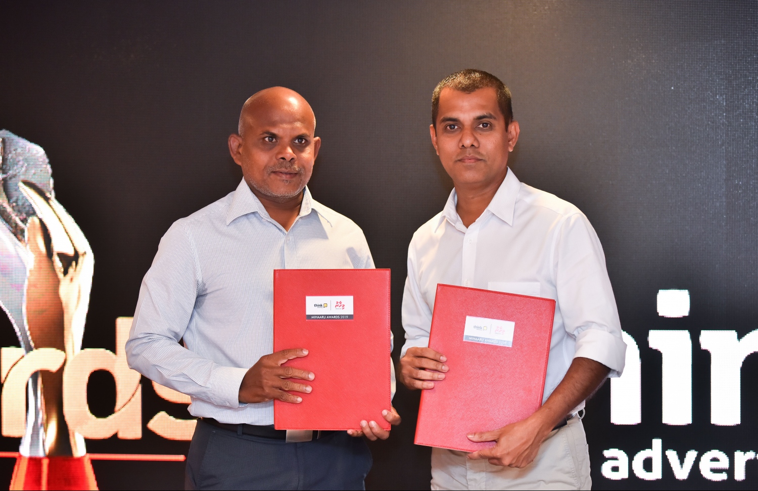 މާލެ: ނޮވެމްބަރު 27، 2018: ރާއްޖޭގެ އެންމެ ބޮޑު ކުޅިވަރު އެވޯޑްސް ކަމަށްވާ "މިހާރު އެވޯޑްސް"ގެ ސްޕޮންސަރުންނާއި ޕާޓްނަރުން އެއްބަސްވުމުގައި ސޮއިކުރުމުގެ ގޮތުން ޗަމްޕާ ސެންޓްރަލްގައި ބޭއްވި ހަފްލާގައި ތިންކުގެ ޗީފްގެ އެގްޒެކެޓިވް އޮފިސަރު އަދީލް (ކ) އާއި މިހާރުގެ އެޑިޓަރު މޫސާ ލަތީފް އެއްބަސްވުން ދައްކާލައްވަނީ.--- ފޮޓޯ: ހުސައިން ވަހީދު/މިހާރު