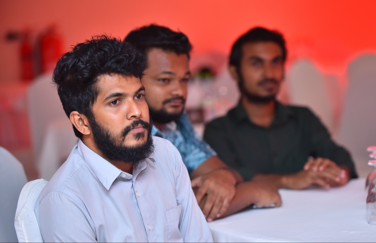 މާލެ: ނޮވެމްބަރު 27، 2018: ރާއްޖޭގެ އެންމެ ބޮޑު ކުޅިވަރު އެވޯޑްސް ކަމަށްވާ "މިހާރު އެވޯޑްސް"ގެ ސްޕޮންސަރުންނާއި ޕާޓްނަރުން އެއްބަސްވުމުގައި ސޮއިކުރުމުގެ ގޮތުން ޗަމްޕާ ސެންޓްރަލްގައި ބޭއްވި ހަފްލާގައި މިހާރުގެ ސްޕޯޓްސް ޖާނަލިސްޓް އައްޒާމް ބައިވެރިވަނީ.--- ފޮޓޯ: ހުސައިން ވަހީދު/މިހާރު