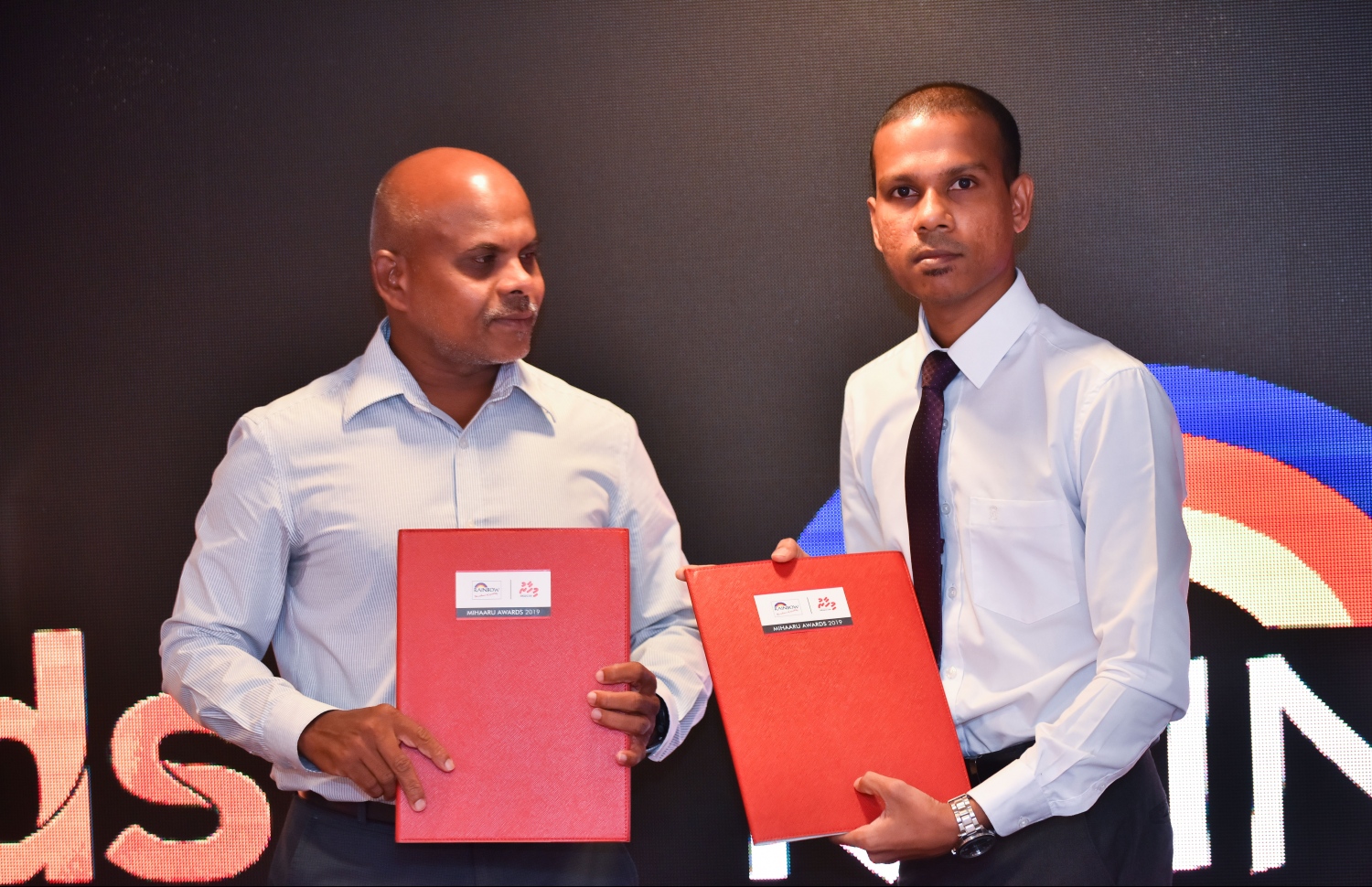 މާލެ: ނޮވެމްބަރު 27، 2018: ރާއްޖޭގެ އެންމެ ބޮޑު ކުޅިވަރު އެވޯޑްސް ކަމަށްވާ "މިހާރު އެވޯޑްސް"ގެ ސްޕޮންސަރުންނާއި ޕާޓްނަރުން އެއްބަސްވުމުގައި ސޮއިކުރުމުގެ ގޮތުން ޗަމްޕާ ސެންޓްރަލްގައި ބޭއްވި ހަފްލާގައި ރެއިންބޯ އެންޓަޕަރައިސްގެ ޖެނެރަލް މެނޭޖަރު އަސްލަމް (ކ) އާއި މިހާރުގެ އެޑިޓަރު މޫސާ ލަތީފް އެއްބަސްވުން ދައްކާލައްވަނީ.--- ފޮޓޯ: ހުސައިން ވަހީދު/މިހާރު