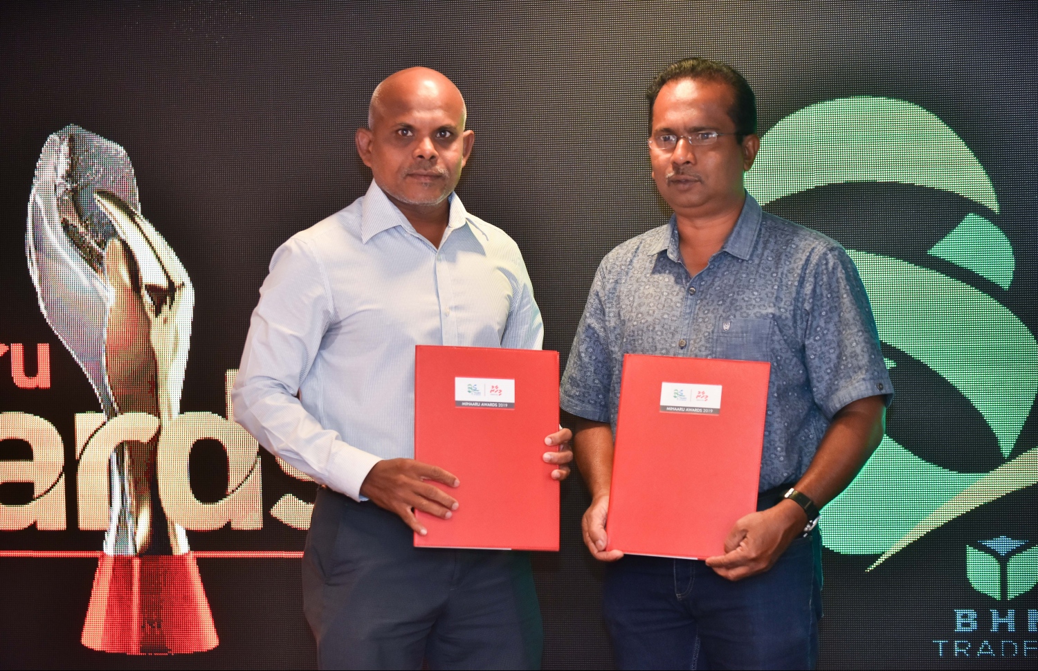 މާލެ: ނޮވެމްބަރު 27، 2018: ރާއްޖޭގެ އެންމެ ބޮޑު ކުޅިވަރު އެވޯޑްސް ކަމަށްވާ "މިހާރު އެވޯޑްސް"ގެ ސްޕޮންސަރުންނާއި ޕާޓްނަރުން އެއްބަސްވުމުގައި ސޮއިކުރުމުގެ ގޮތުން ޗަމްޕާ ސެންޓްރަލްގައި ބޭއްވި ހަފްލާގައި ބީއެޗްއެމް ޓްރޭޑާސްގެ މާކެޓިން އެންޑް ސޭލްސް މެނޭޖަރު އިބްރާހިމް ޝަރީފް (ކ) އާއި މިހާރުގެ އެޑިޓަރު މޫސާ ލަތީފް އެއްބަސްވުން ދައްކާލައްވަނީ.--- ފޮޓޯ: ހުސައިން ވަހީދު/މިހާރު