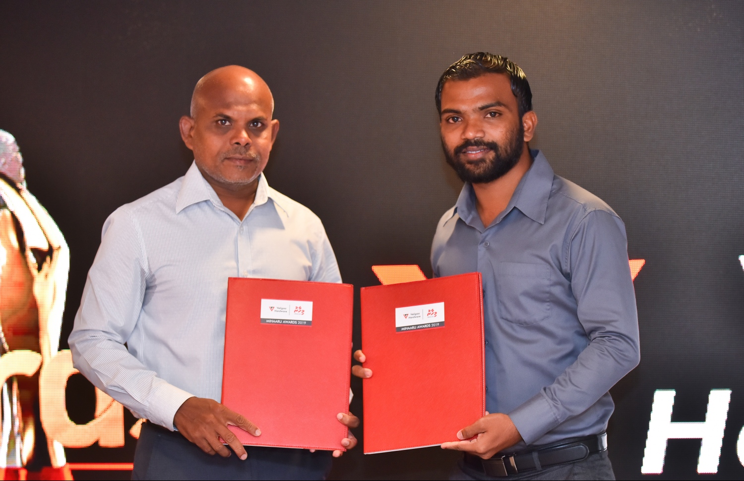 މާލެ: ނޮވެމްބަރު 27، 2018: ރާއްޖޭގެ އެންމެ ބޮޑު ކުޅިވަރު އެވޯޑްސް ކަމަށްވާ "މިހާރު އެވޯޑްސް"ގެ ސްޕޮންސަރުންނާއި ޕާޓްނަރުން އެއްބަސްވުމުގައި ސޮއިކުރުމުގެ ގޮތުން ޗަމްޕާ ސެންޓްރަލްގައި ބޭއްވި ހަފްލާގައި ވެލިގާ ހާޑްވެއާގެ މާކެޓިން މެނޭޖަރު އިރުފާއު އަބްދުﷲ (ކ) އާއި މިހާރުގެ އެޑިޓަރު މޫސާ ލަތީފް އެއްބަސްވުން ދައްކާލައްވަނީ.--- ފޮޓޯ: ހުސައިން ވަހީދު/މިހާރު