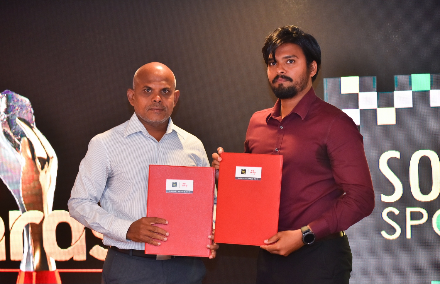 މާލެ: ނޮވެމްބަރު 27، 2018: ރާއްޖޭގެ އެންމެ ބޮޑު ކުޅިވަރު އެވޯޑްސް ކަމަށްވާ "މިހާރު އެވޯޑްސް"ގެ ސްޕޮންސަރުންނާއި ޕާޓްނަރުން އެއްބަސްވުމުގައި ސޮއިކުރުމުގެ ގޮތުން ޗަމްޕާ ސެންޓްރަލްގައި ބޭއްވި ހަފްލާގައި ސޮނީ ސްޕޯޓްސްގެ އެސިސްޓެންޓް މާކެޓިން މެނޭޖަރު މުހައްމަދު ޝަހުލީން (ކ) އާއި މިހާރުގެ އެޑިޓަރު މޫސާ ލަތީފް އެއްބަސްވުން ދައްކާލައްވަނީ.--- ފޮޓޯ: ހުސައިން ވަހީދު/މިހާރު