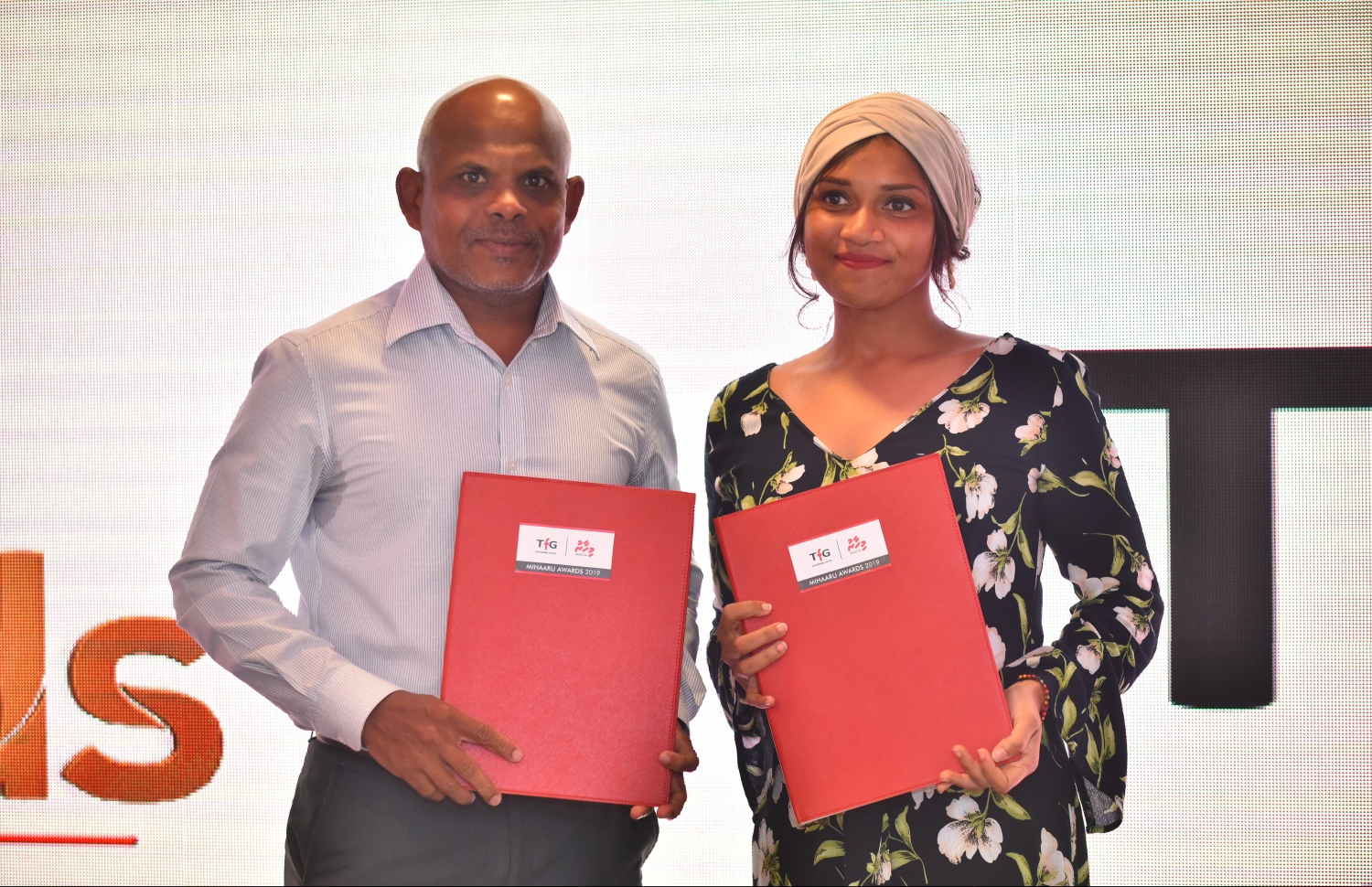 މާލެ: ނޮވެމްބަރު 27، 2018: ރާއްޖޭގެ އެންމެ ބޮޑު ކުޅިވަރު އެވޯޑްސް ކަމަށްވާ "މިހާރު އެވޯޑްސް"ގެ ސްޕޮންސަރުންނާއި ޕާޓްނަރުން އެއްބަސްވުމުގައި ސޮއިކުރުމުގެ ގޮތުން ޗަމްޕާ ސެންޓްރަލްގައި ބޭއްވި ހަފްލާގައި ޓީއެފްޖީގެ ޖެނެރަލް މެނޭޖަރު ލަމްސާ ހަސަން (ކ) އާއި މިހާރުގެ އެޑިޓަރު މޫސާ ލަތީފް އެއްބަސްވުން ދައްކާލައްވަނީ.--- ފޮޓޯ: ހުސައިން ވަހީދު/މިހާރު