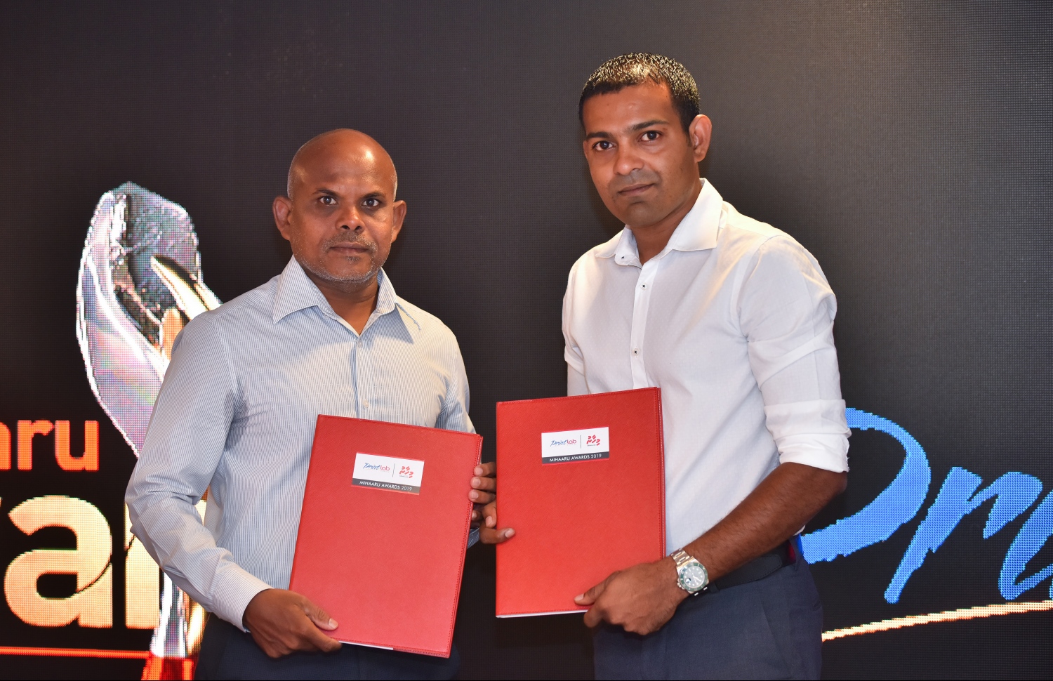 މާލެ: ނޮވެމްބަރު 27، 2018: ރާއްޖޭގެ އެންމެ ބޮޑު ކުޅިވަރު އެވޯޑްސް ކަމަށްވާ "މިހާރު އެވޯޑްސް"ގެ ސްޕޮންސަރުންނާއި ޕާޓްނަރުން އެއްބަސްވުމުގައި ސޮއިކުރުމުގެ ގޮތުން ޗަމްޕާ ސެންޓްރަލްގައި ބޭއްވި ހަފްލާގައި ޕްރިންޓްލެބްގެ މެނޭޖިން ޑިރެކްޓަރު މަދީހު (ކ) އާއި މިހާރުގެ އެޑިޓަރު މޫސާ ލަތީފް އެއްބަސްވުން ދައްކާލައްވަނީ.--- ފޮޓޯ: ހުސައިން ވަހީދު/މިހާރު