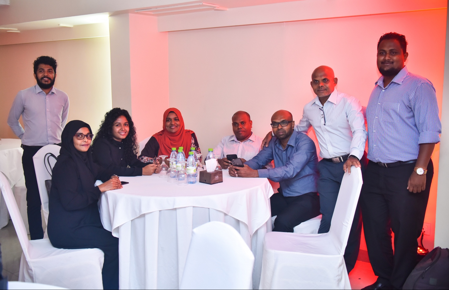 މާލެ: ނޮވެމްބަރު 27، 2018: ރާއްޖޭގެ އެންމެ ބޮޑު ކުޅިވަރު އެވޯޑްސް ކަމަށްވާ "މިހާރު އެވޯޑްސް"ގެ ސްޕޮންސަރުންނާއި ޕާޓްނަރުން އެއްބަސްވުމުގައި ސޮއިކުރުމުގެ ގޮތުން ޗަމްޕާ ސެންޓްރަލްގައި ބޭއްވި ހަފްލާގައި "މިހާރު" ޓީމުގެ ބައެއް މުވައްޒަފުން ބައިވެރިވަނީ.--- ފޮޓޯ: ހުސައިން ވަހީދު/މިހާރު