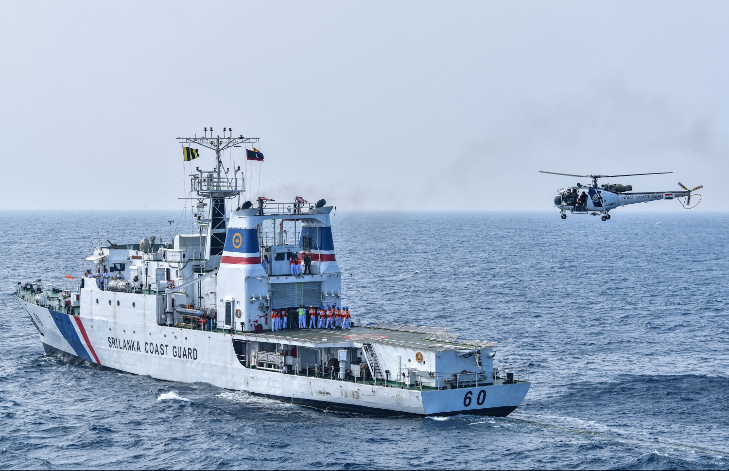 މާލެ: ނޮވެމްބަރު 27، 2018: އިންޑިޔާ އަދި ސްރީލަންކާއާ ގުޅިގެން ރާއްޖޭގައި ހިންގާ "ދޯސްތީ" ގެ ތަމްރީނުތަކުގައި ބައިވެރިވި ހެލިކޮޕްޓަރަކާއި މަނަވަރެއް.-- ފޮޓޯ: ނިޝާން އަލީ /މިހާރު