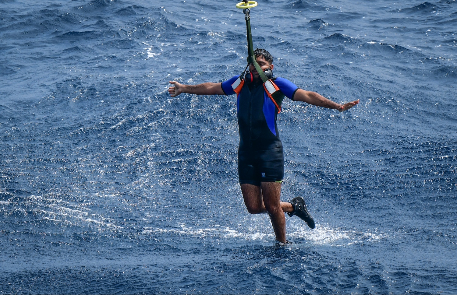 މާލެ: ނޮވެމްބަރު 27، 2018: އިންޑިޔާ އަދި ސްރީލަންކާއާ ގުޅިގެން ރާއްޖޭގައި ހިންގާ "ދޯސްތީ" ގެ ތަމްރީނުތަކުގައި ބައިވެރިވި ހެލިކޮޕްޓަރަކުން ކަނޑަށް ވެއްޓުނު މީހަކު ސަލާމަތް ކުރަނީ.-- ފޮޓޯ: ނިޝާން އަލީ /މިހާރު