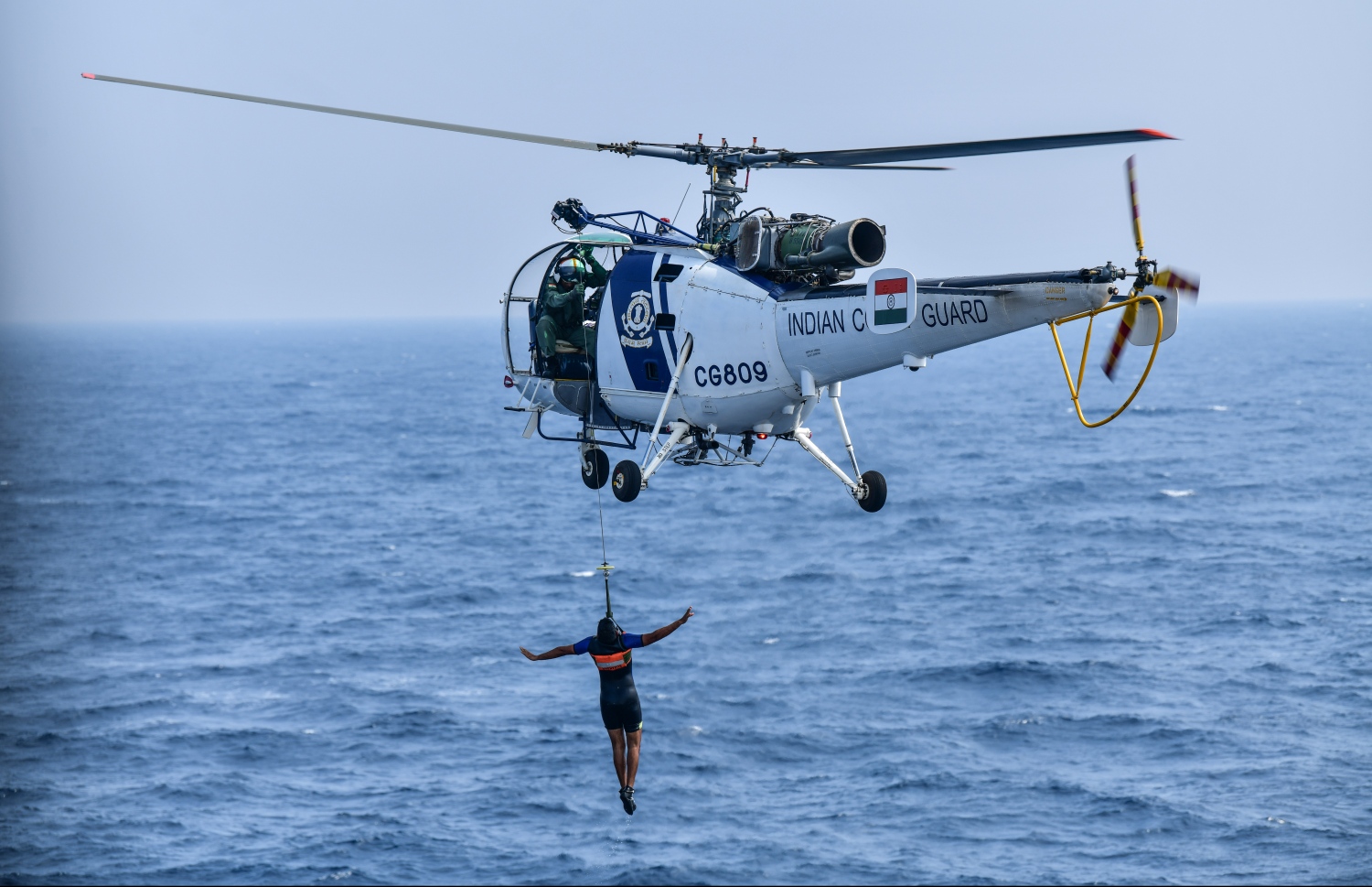 މާލެ: ނޮވެމްބަރު 27، 2018: އިންޑިޔާ އަދި ސްރީލަންކާއާ ގުޅިގެން ރާއްޖޭގައި ހިންގާ "ދޯސްތީ" ގެ ތަމްރީނުތަކުގައި ބައިވެރިވި ހެލިކޮޕްޓަރަކުން ކަނޑަށް ވެއްޓުނު މީހަކު ސަލާމަތް ކުރަނީ.-- ފޮޓޯ: ނިޝާން އަލީ /މިހާރު