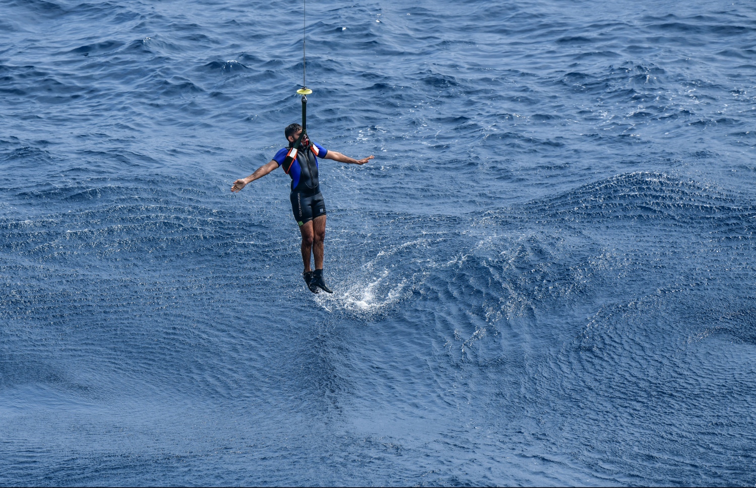 މާލެ: ނޮވެމްބަރު 27، 2018: އިންޑިޔާ އަދި ސްރީލަންކާއާ ގުޅިގެން ރާއްޖޭގައި ހިންގާ "ދޯސްތީ" ގެ ތަމްރީނުތަކުގައި ބައިވެރިވި ހެލިކޮޕްޓަރަކުން ކަނޑަށް ވެއްޓިފައި އޮތް މީހަކު ސަލާމަތް ކުރަނީ.-- ފޮޓޯ: ނިޝާން އަލީ /މިހާރު