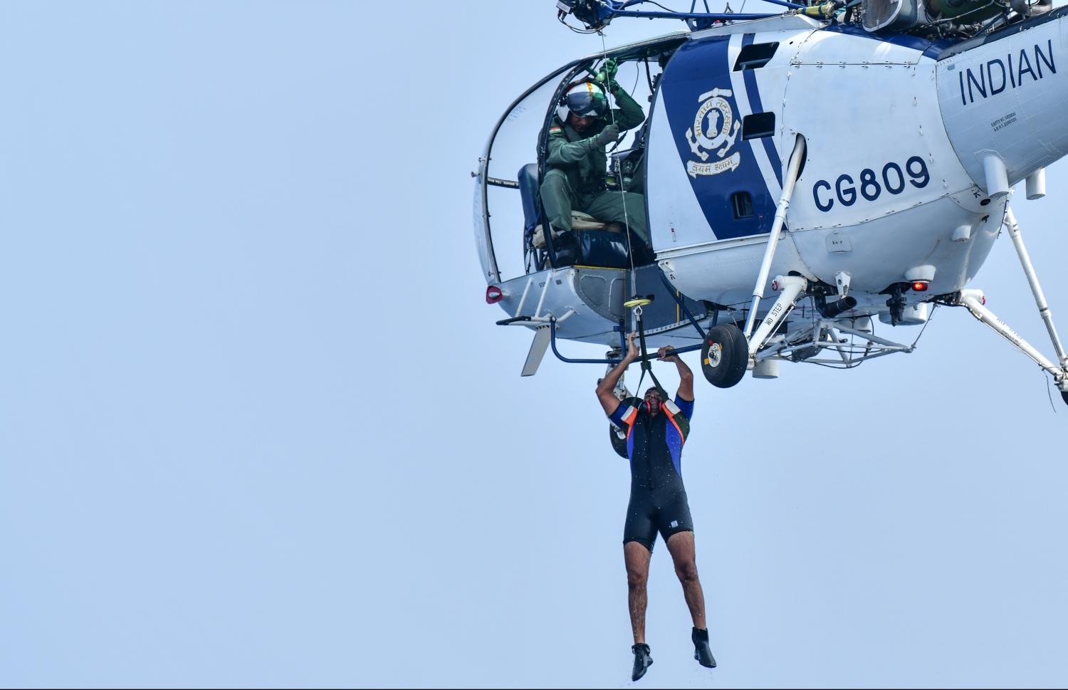 މާލެ: ނޮވެމްބަރު 27، 2018: އިންޑިޔާ އަދި ސްރީލަންކާއާ ގުޅިގެން ރާއްޖޭގައި ހިންގާ "ދޯސްތީ" ގެ ތަމްރީނުތަކުގައި ބައިވެރިވި ހެލިކޮޕްޓަރަކުން ކަނޑަށް ވެއްޓުނު މީހަކު ސަލާމަތް ކުރަނީ.-- ފޮޓޯ: ނިޝާން އަލީ /މިހާރު