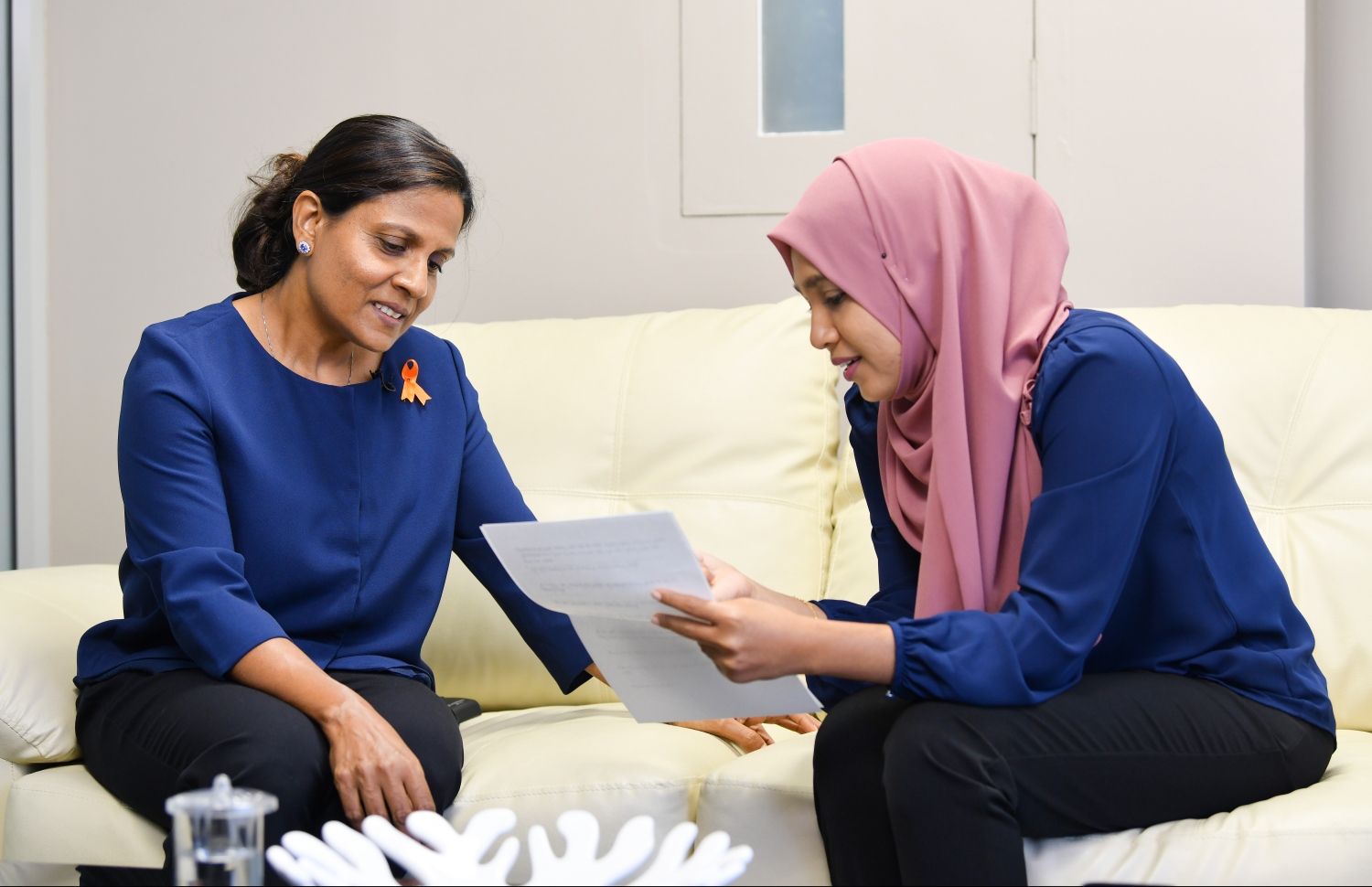 ފަސްޓް ލޭޑީ ފަޒޫ، "މިހާރު"އާ  ވާހަކަފުޅު ދައްކަވަނީ: ޖަމިއްޔާތަކާ ގުޅިގެން މައްސަލަތަކުގައި ހޭލުންތެރިކޮށްދެއްވަން އެކަމަނާ ތައްޔާރަށް ހުންނެވި ކަމަށް ވިދާޅުވި. --ފޮޓޯ: ހުސެއިން ވަހީދު/މިހާރު