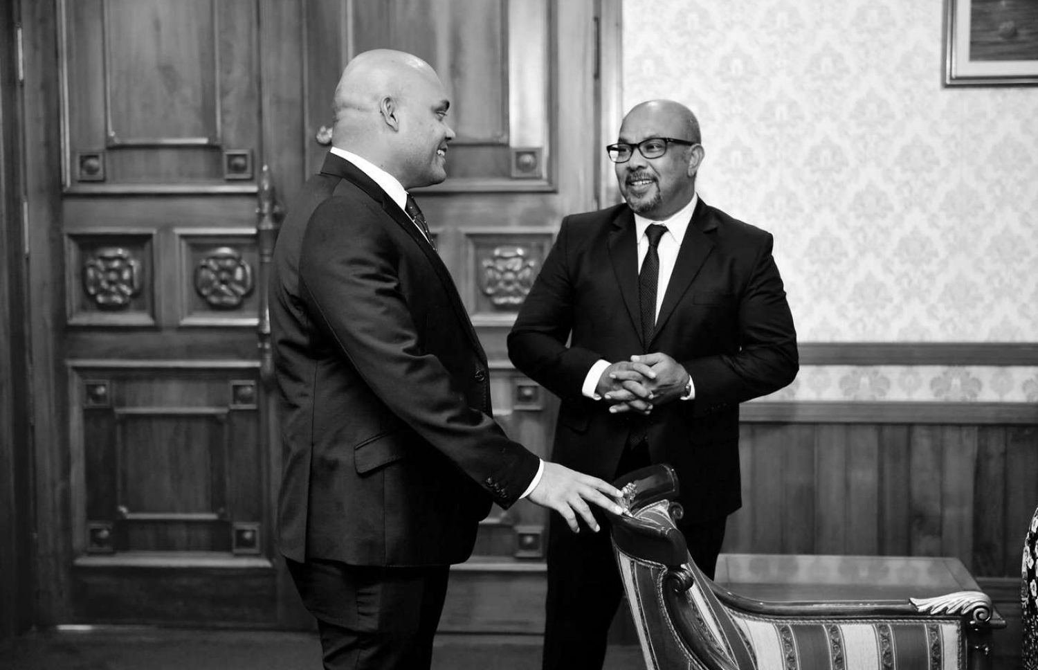 މާލެ: ނޮވެމްބަރު 28، 2018- ރައީސް އޮފީހުގެ ޗީފް ކޮމިއުނިކޭޝަންސް ސްޓްރެޓެޖިސްޓުގެ މަގާމަށް އައްޔަން ކުރެއްވި އިބްރާހިމް ހޫދު (ވ) އާއި ޓޫރިޒަމް މިނިސްޓްރީގެ ސްޓޭޓް މިނިސްޓަރުކަމަށް އައްޔަން ކުރެއްވި އަހުމަދު ސޯލިހް (ކ) މަޝްވަރާއެއްގައި.---ފޮޓޯ: ރައީސް އޮފީސް