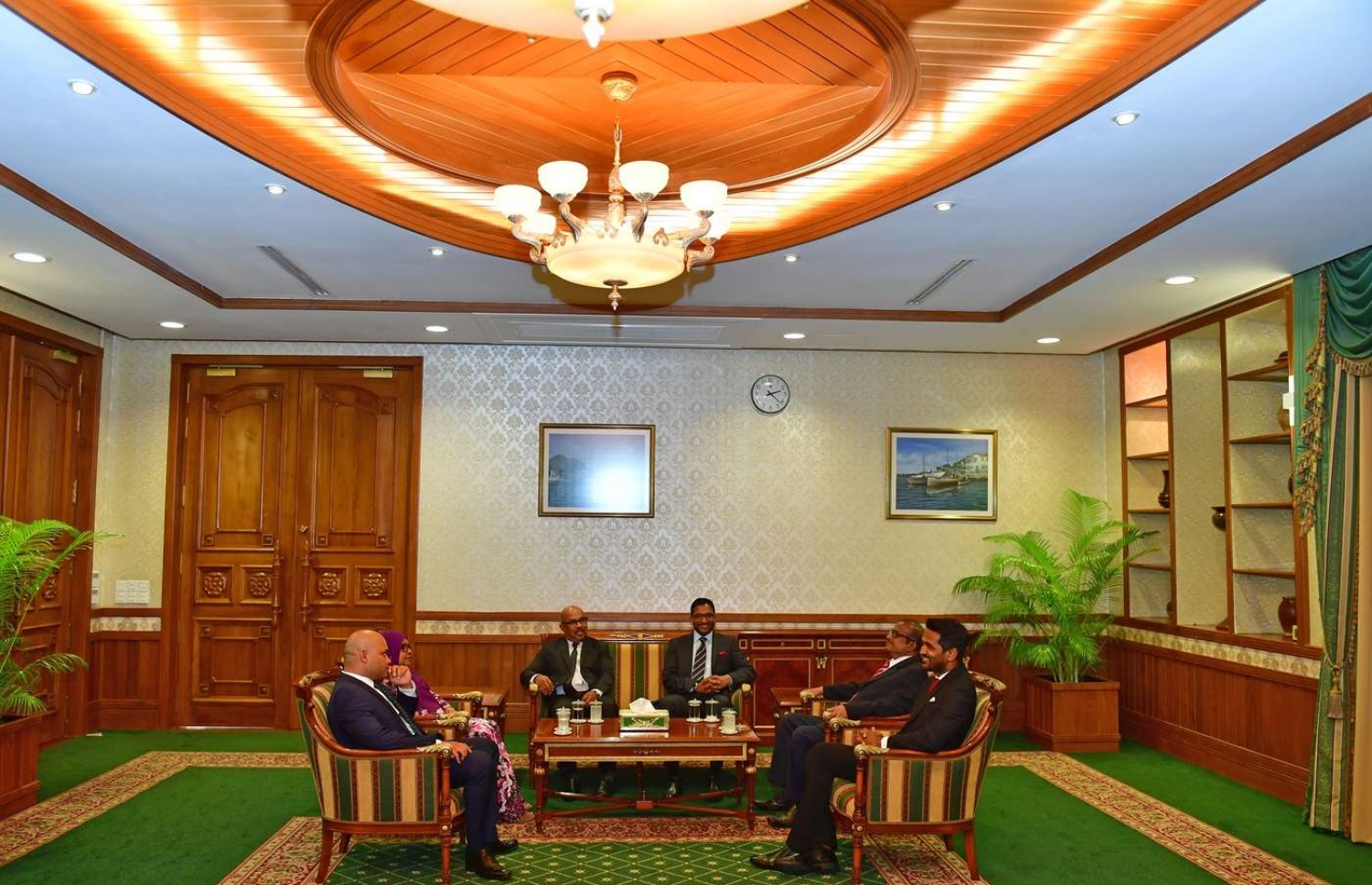 މާލެ: ނޮވެމްބަރު 28، 2018- ރައީސް އިބްރާހިމް މުހައްމަދު ސޯލިހް، ސިޔާސީ މަގާމުތައް ދެއްވި ހަ ބޭފުޅުން ރައީސް އޮފީހުގައި.---ފޮޓޯ: ރައީސް އޮފީސް