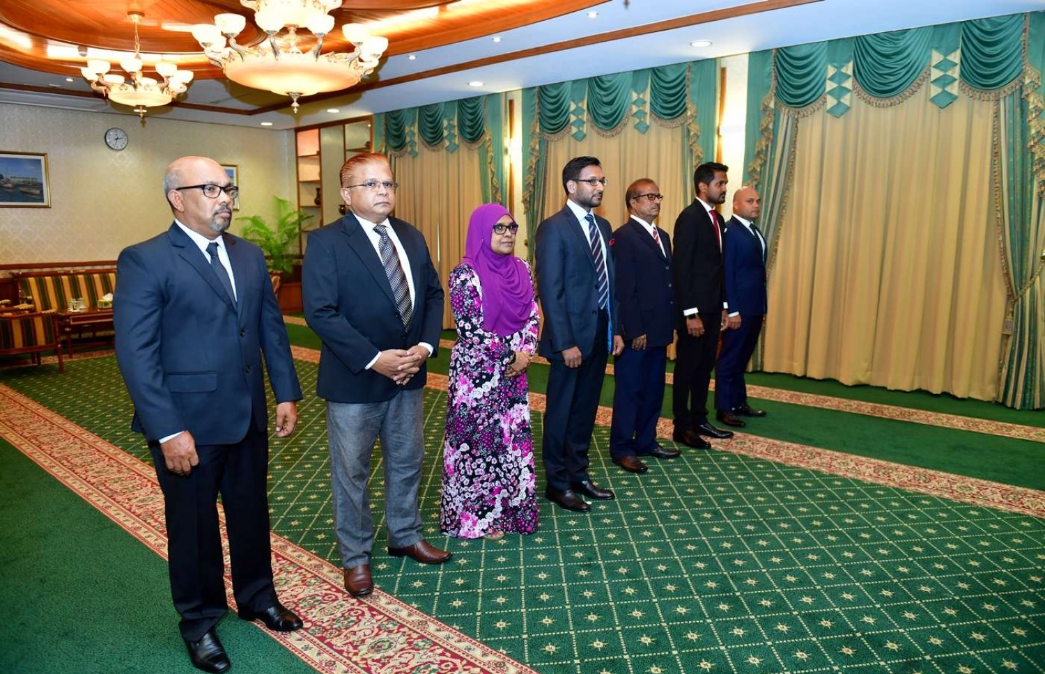 މާލެ: ނޮވެމްބަރު 28، 2018- (ކ-ވ) ރައީސް އޮފީހުގެ ޗީފް ކޮމިއުނިކޭޝަންސް ސްޓްރެޓެޖިސްޓު އިބްރާހިމް ހޫދު، ކޮމިއުނިކޭޝަން މިނިސްޓްރީގެ ސްޓޭޓް މިނިސްޓަރު އަހުމަދު އަފްޒަލް، ހެލްތު މިނިސްޓްރީގެ ސްޓޭޓް މިނިސްޓަރު މުހައްމަދު ޒުހައިރު، ހެލްތު މިނިސްޓްރީގެ ސްޓޭޓް މިނިސްޓަރު ޝާހް އަބްދުﷲ މާހިރު، އެޑިއުކޭޝަން މިނިސްޓްރީގެ ސްޓޭޓް މިނިސްޓަރު ފާތިމަތު ނަސީރު، ޓްރާންސްޕޯޓް މިނިސްޓްރީގެ ސްޓޭޓް މިނިސްޓަރު އަހުމަދު ޒުހައިރު އަދި ޓޫރިޒަމް މިނިސްޓްރީގެ ސްޓޭޓް މިނިސްޓަރަކަށް އައްޔަން ކުރެއްވި އަހުމަދު ސޯލިހް: މި ހަ ބޭފުޅުންނަށް މަގާމުގެ ފަތްކޮޅު ދެއްވީ ރައީސް އޮފީހުގައި މިއަދު ބޭއްވި ރަސްމިއްޔާތެއްގައި ރައީސް އިބްރާހިމް މުހައްމަދު ސޯލިހް.---ފޮޓޯ: ރައީސް އޮފީސް