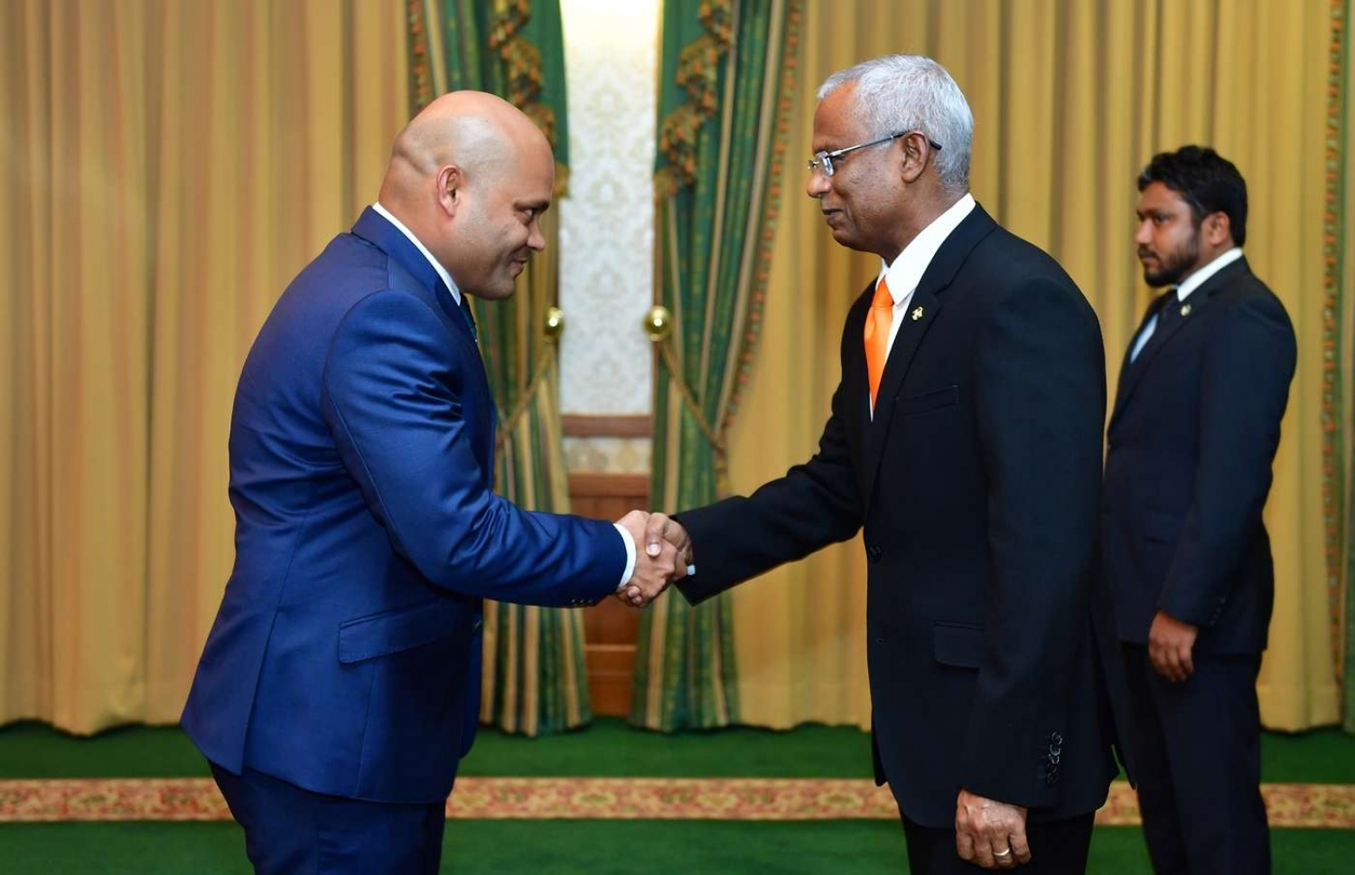 މާލެ: ނޮވެމްބަރު 28، 2018- ރައީސް އޮފީހުގެ ޗީފް ކޮމިއުނިކޭޝަންސް ސްޓްރެޓެޖިސްޓުގެ މަގާމަށް އައްޔަން ކުރެއްވި އިބްރާހިމް ހޫދުއާ ރައީސް އިބްރާހިމް މުހައްމަދު ސޯލިހް ސަލާމް ކުރައްވަނީ.---ފޮޓޯ: ރައީސް އޮފީސް