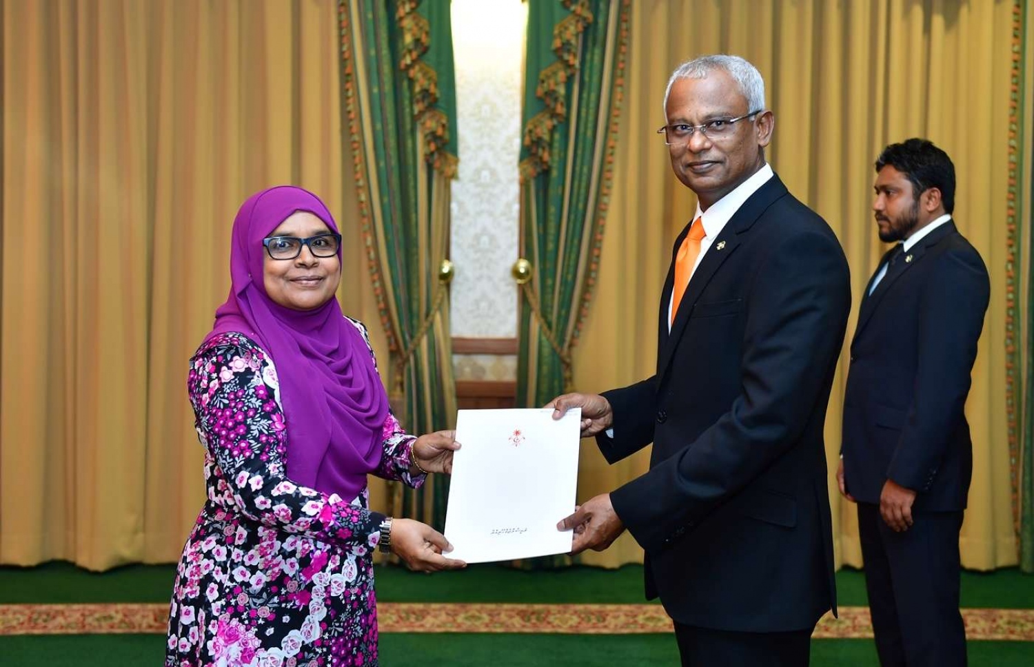 މާލެ: ނޮވެމްބަރު 28، 2018- ރައީސް އިބްރާހިމް މުހައްމަދު ސޯލިހް، އެޑިއުކޭޝަން މިނިސްޓްރީގެ ސްޓޭޓް މިނިސްޓަރަކަށް ފާތިމަތު ނަސީރު އައްޔަން ކުރައްވައި އޭނާއަށް މަގާމުގެ ފަތްކޮޅު ދެއްވަނީ.---ފޮޓޯ: ރައީސް އޮފީސް