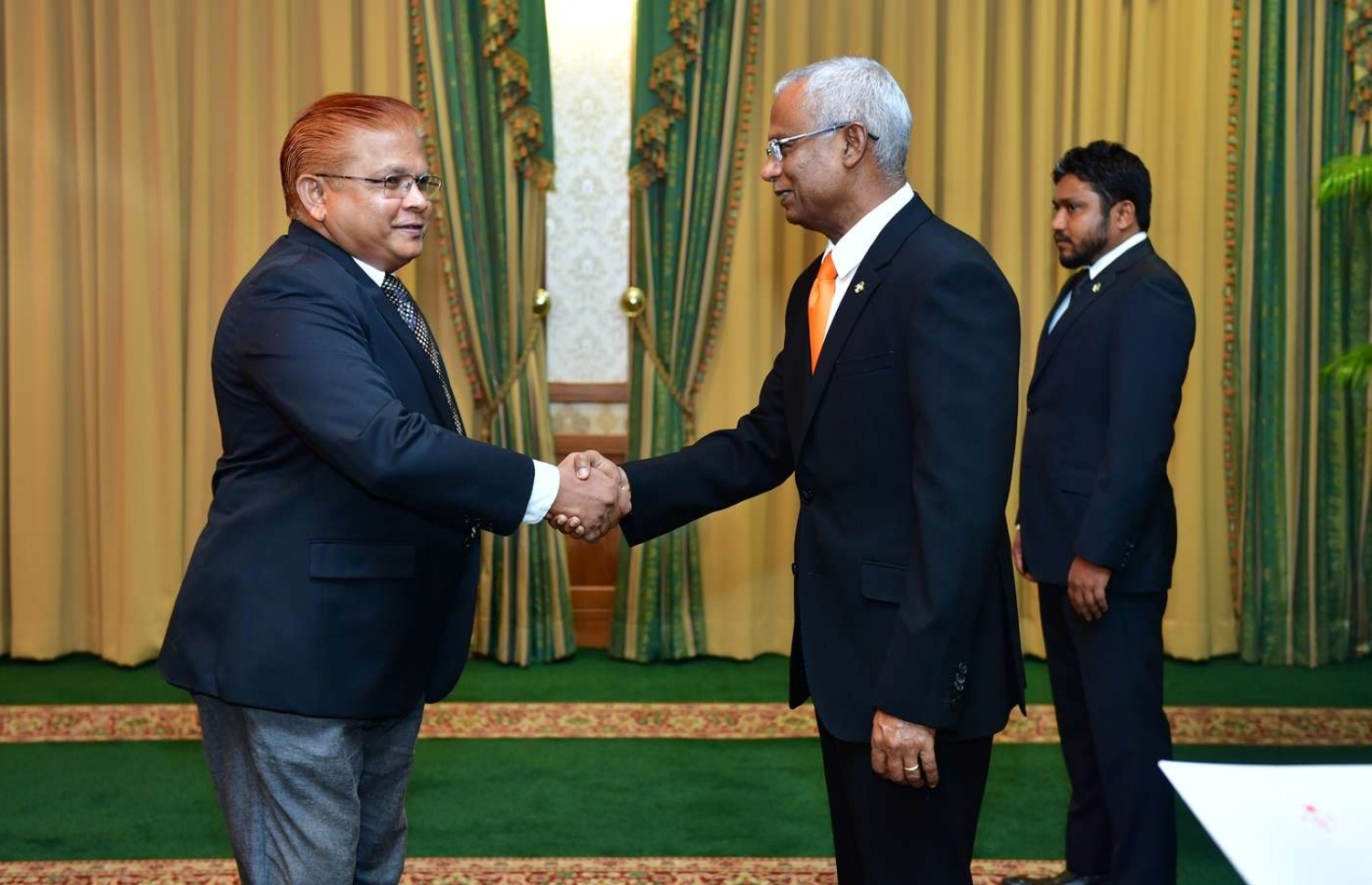 މާލެ: ނޮވެމްބަރު 28، 2018- ރައީސް އިބްރާހިމް މުހައްމަދު ސޯލިހް، ޓްރާންސްޕޯޓް މިނިސްޓްރީގެ ސްޓޭޓް މިނިސްޓަރަކަށް އަހުމަދު ޒުހައިރު އައްޔަން ކުރައްވައި އޭނާއަށް މަގާމުގެ ފަތްކޮޅު ދެއްވަނީ.---ފޮޓޯ: ރައީސް އޮފީސް