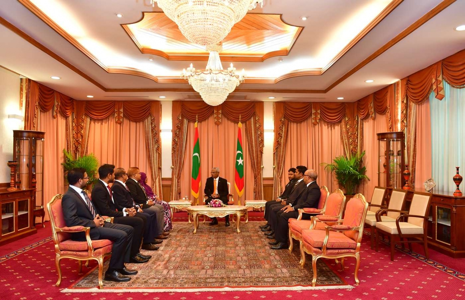 މާލެ: ނޮވެމްބަރު 28، 2018- ފަސް މިނިސްޓްރީއަކަށް ސްޓޭޓް މިނިސްޓަރުން އައްޔަން ކުރެއްވުމަށް ފަހު، ރައީސް އިބްރާހިމް މުހައްމަދު ސޯލިހް އެ ބޭފުޅުންނާ މިއަދު ބައްދަލުކުރައްވަނީ.---ފޮޓޯ: ރައީސް އޮފީސް